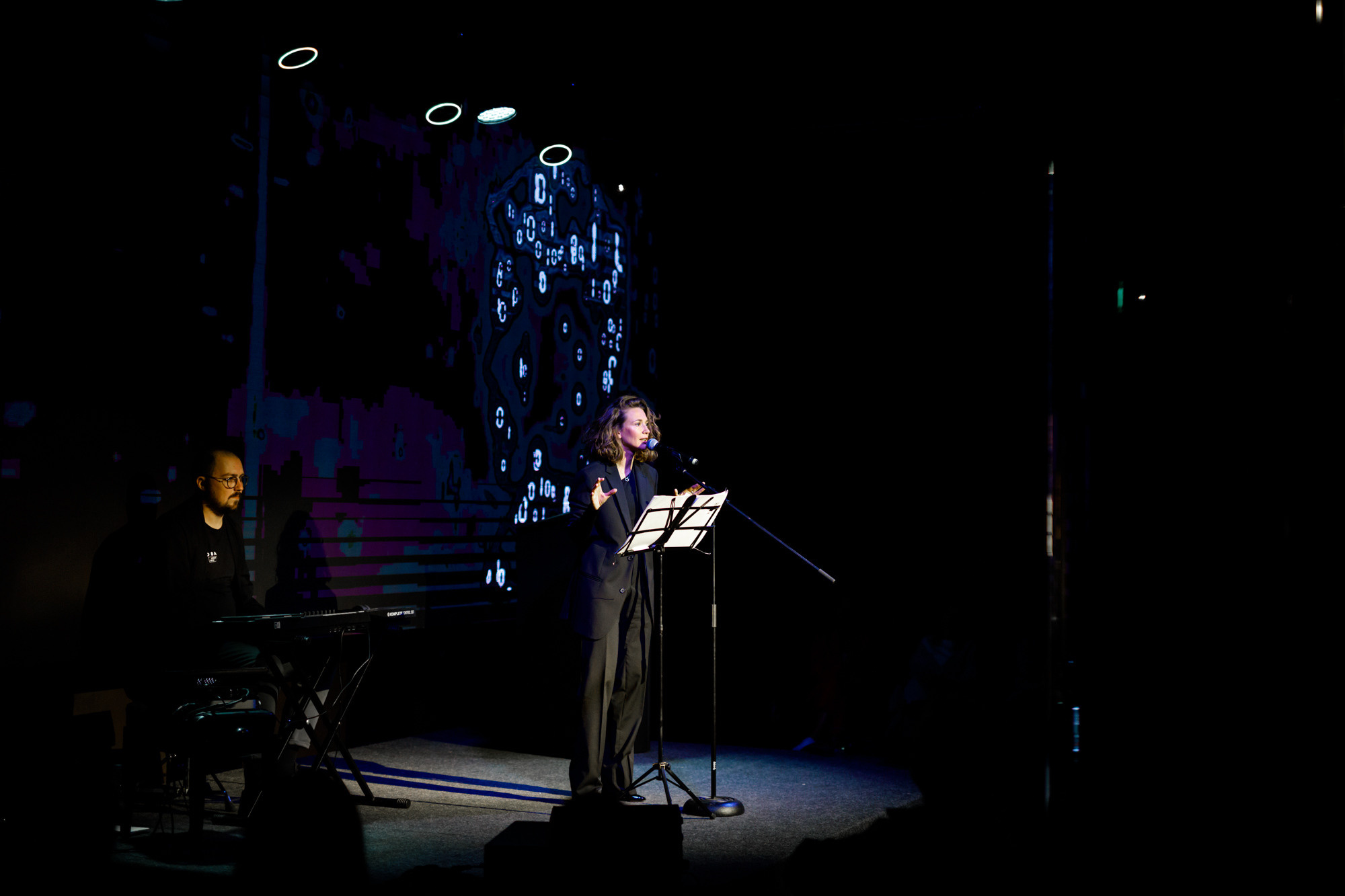 Поэтический вечер Кати Хлебниковой. Бизнес фотограф в Новосибирске Александр Рощин