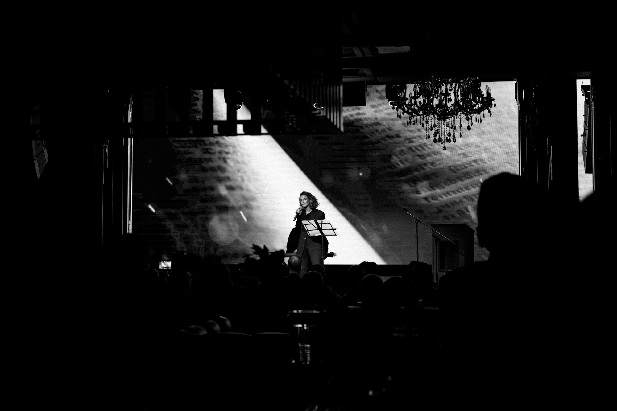 Поэтический вечер Кати Хлебниковой. Бизнес фотограф в Новосибирске Александр Рощин