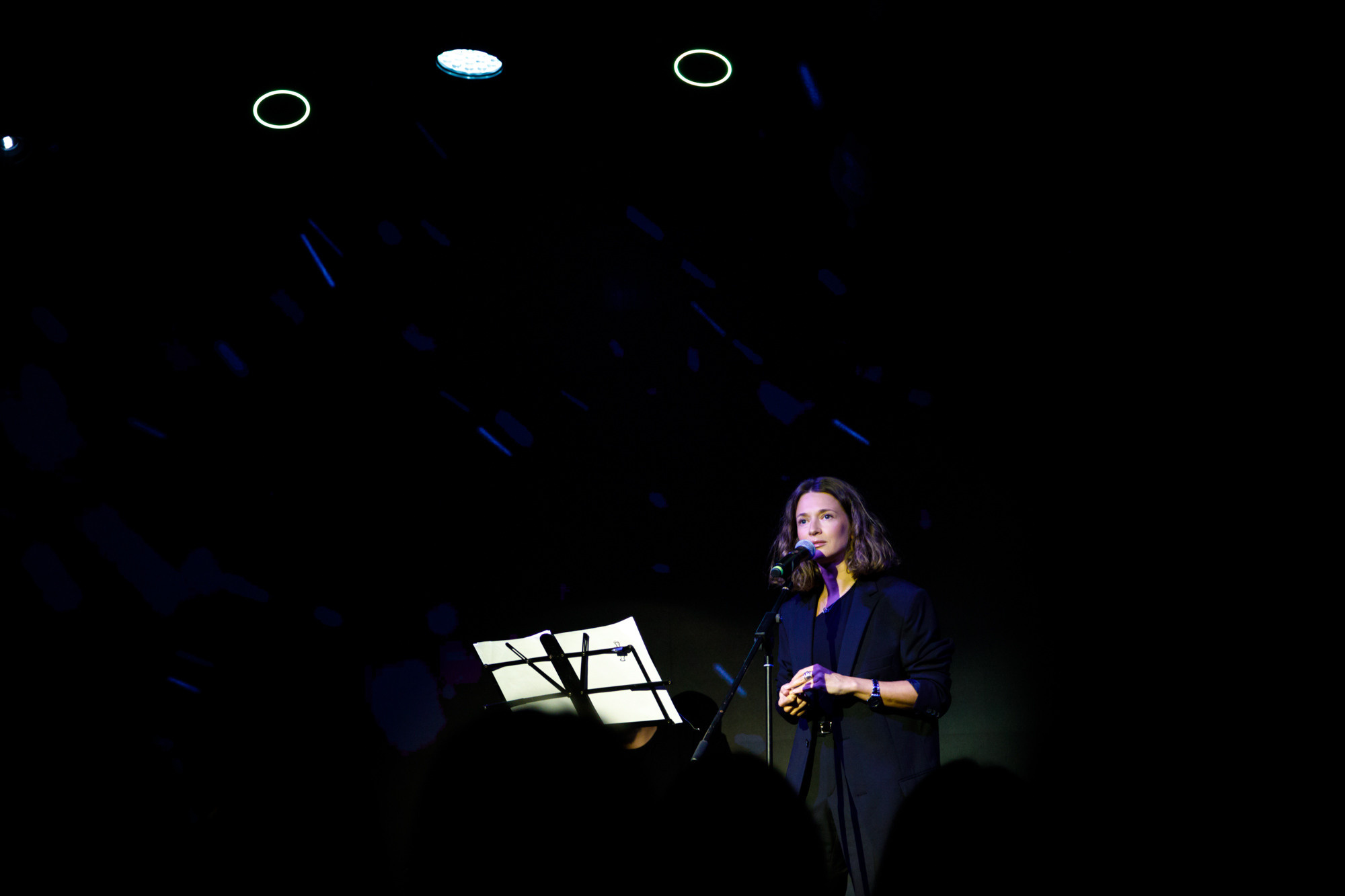 Поэтический вечер Кати Хлебниковой. Бизнес фотограф в Новосибирске Александр Рощин