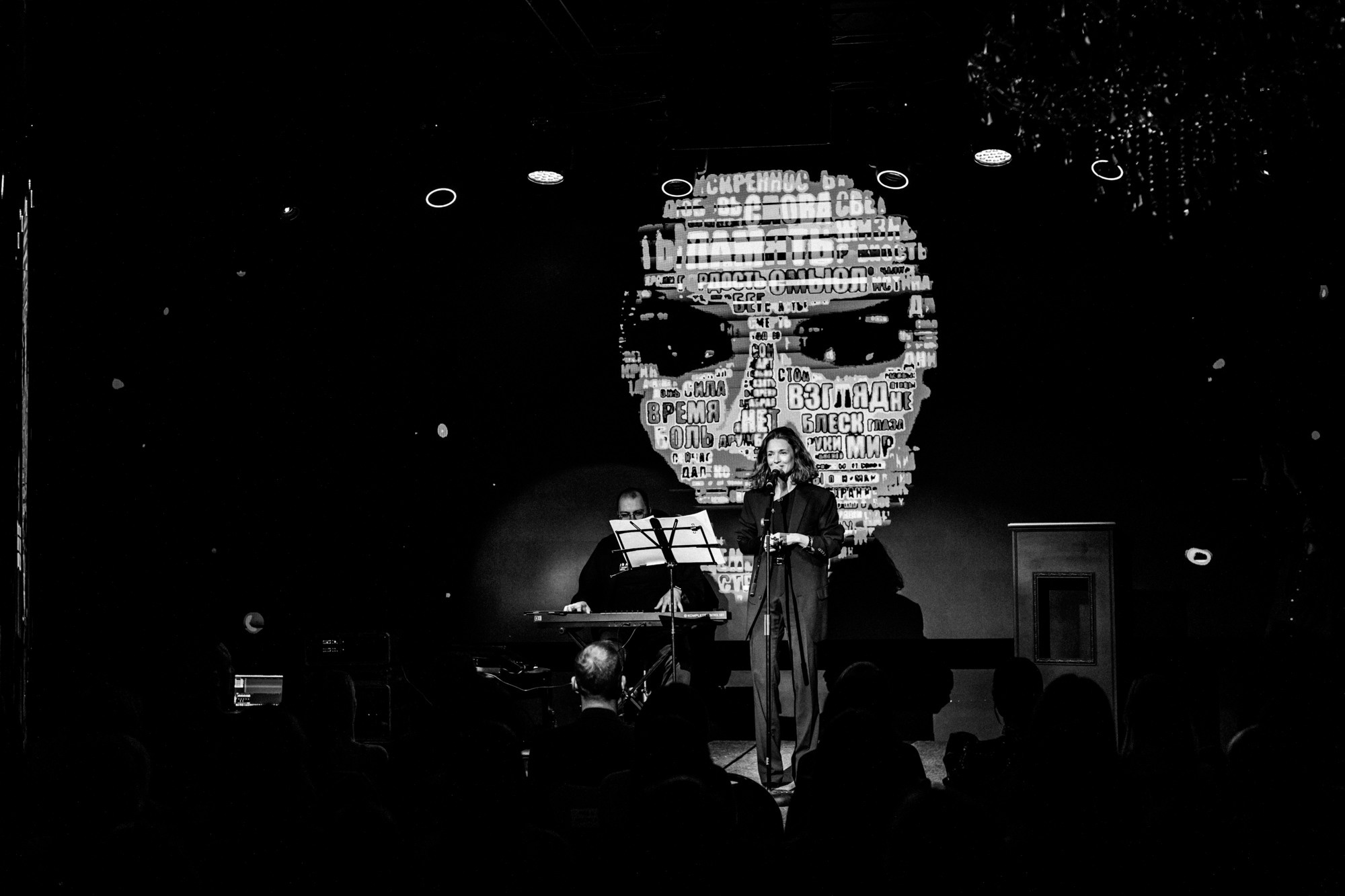 Поэтический вечер Кати Хлебниковой. Бизнес фотограф в Новосибирске Александр Рощин