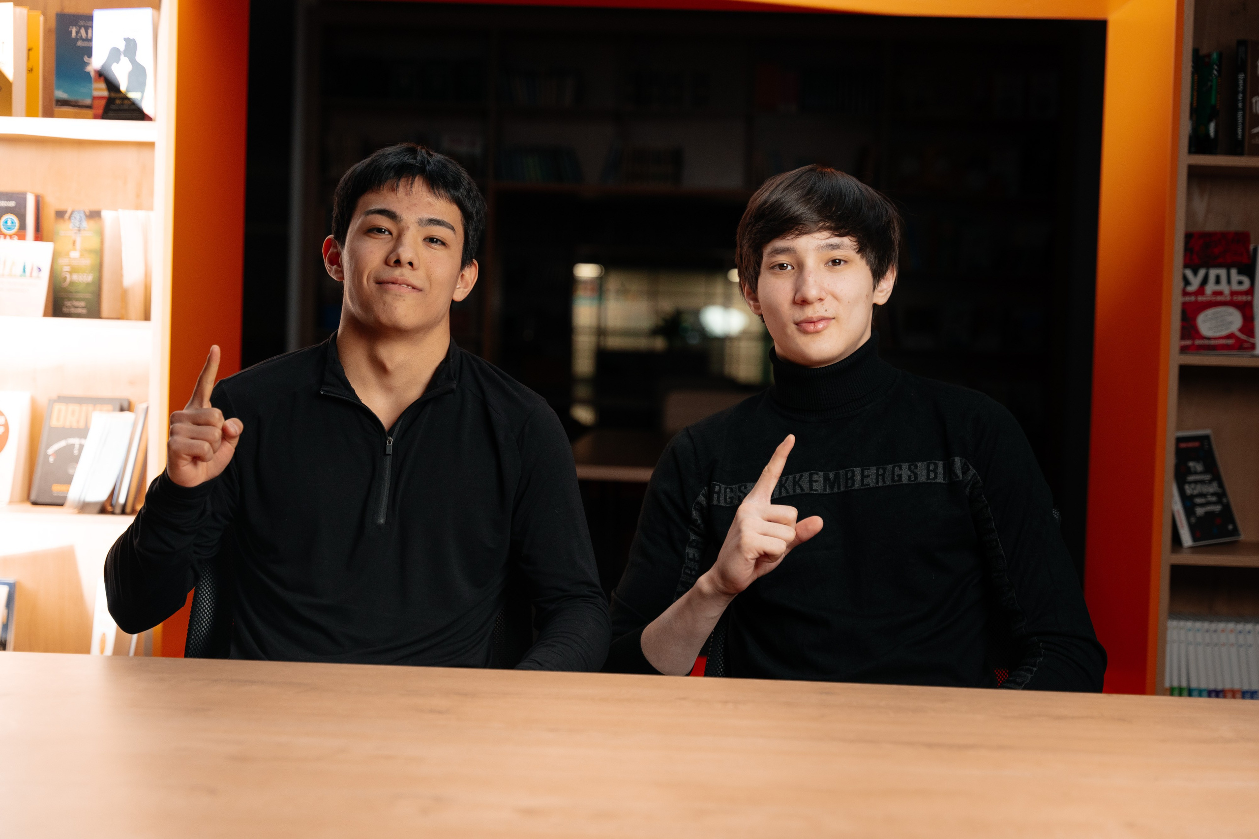 По двое. Выпускные альбомы в Нур-Султане (Астана) и по всему Казахстану