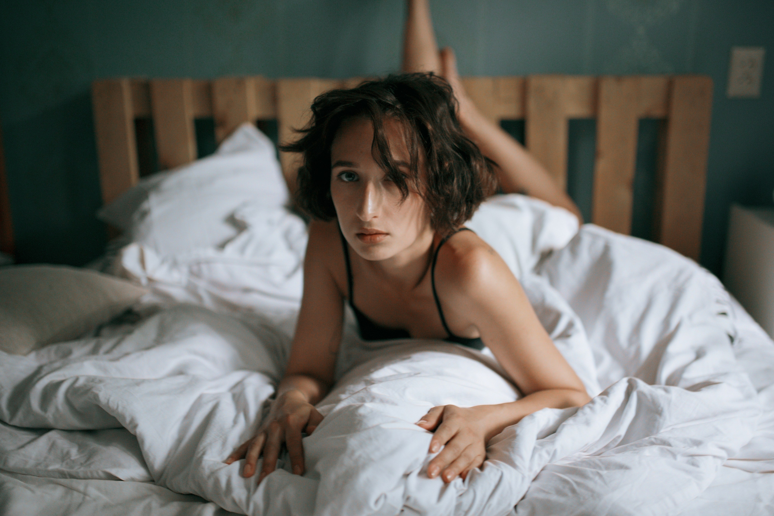 Студийная съемка в Гомеле: выразительный портрет, акцент на грациозность позы и линий тела.