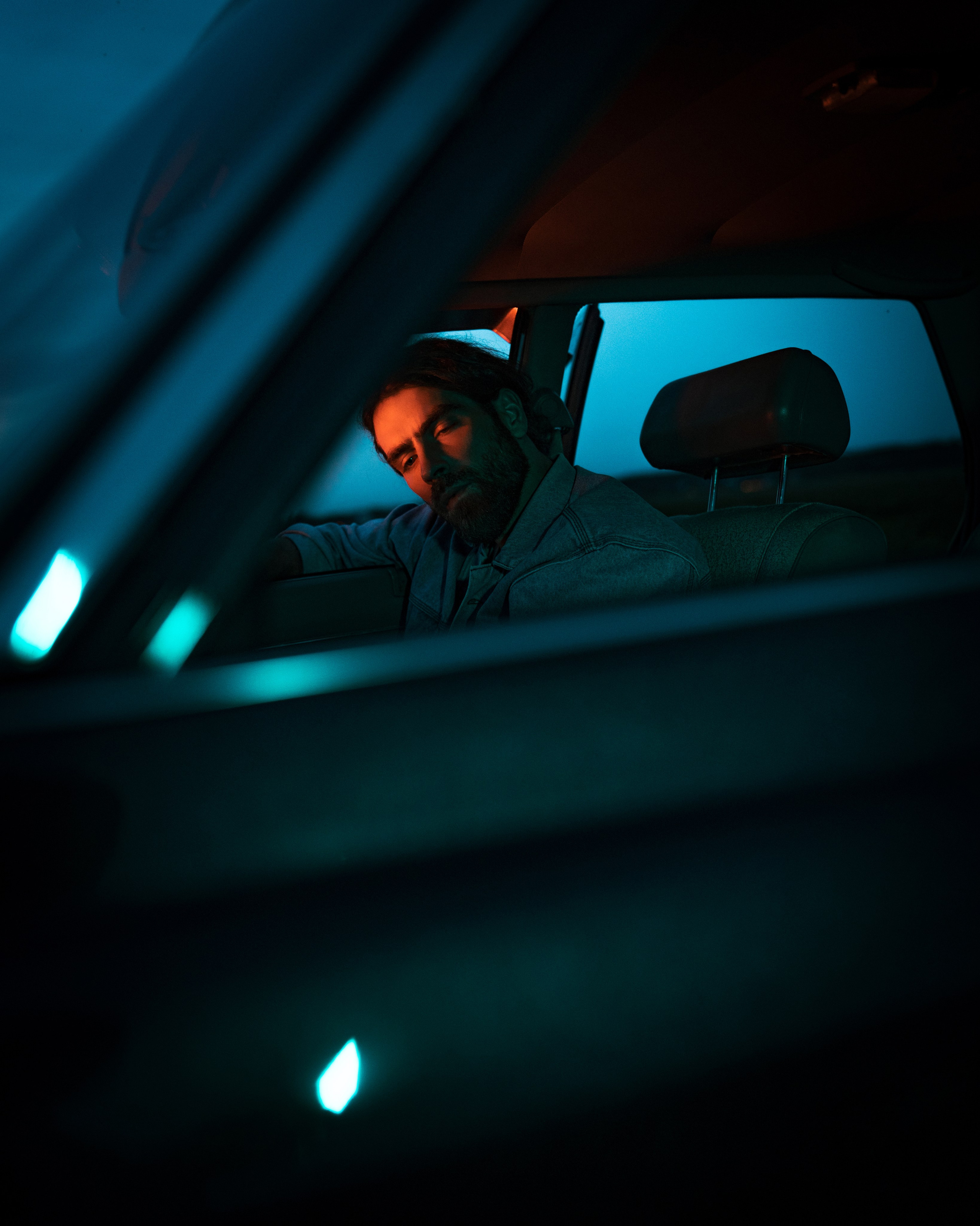 Фотосессия парня с автомобилем. Портретный фотограф Санкт-Петербург Арнольд