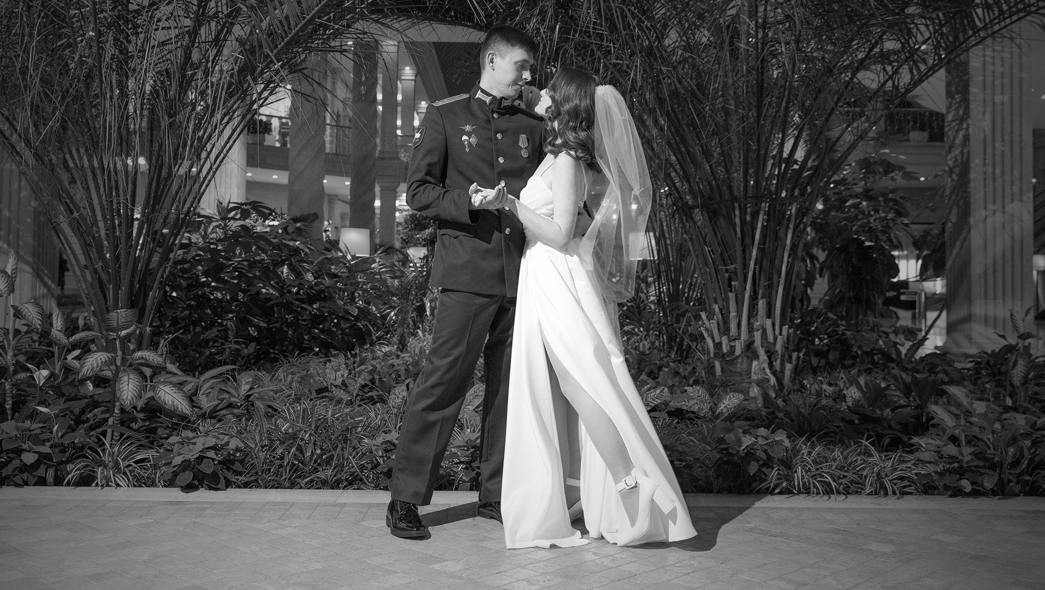 черно белое фото где жених с невестой смотрят друг на друга 