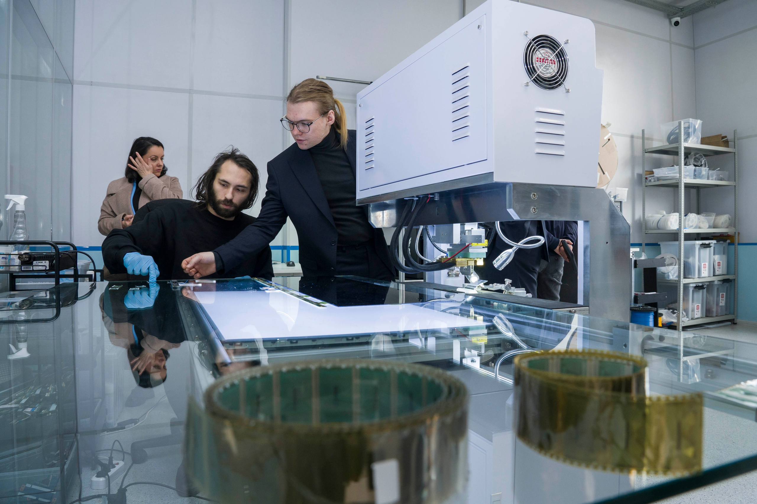 Вице-губернатор Санкт-Петербурга с делегацией на производстве. Фотограф в Санкт-Петербурге. Репортажная и все съёмки для бизнеса