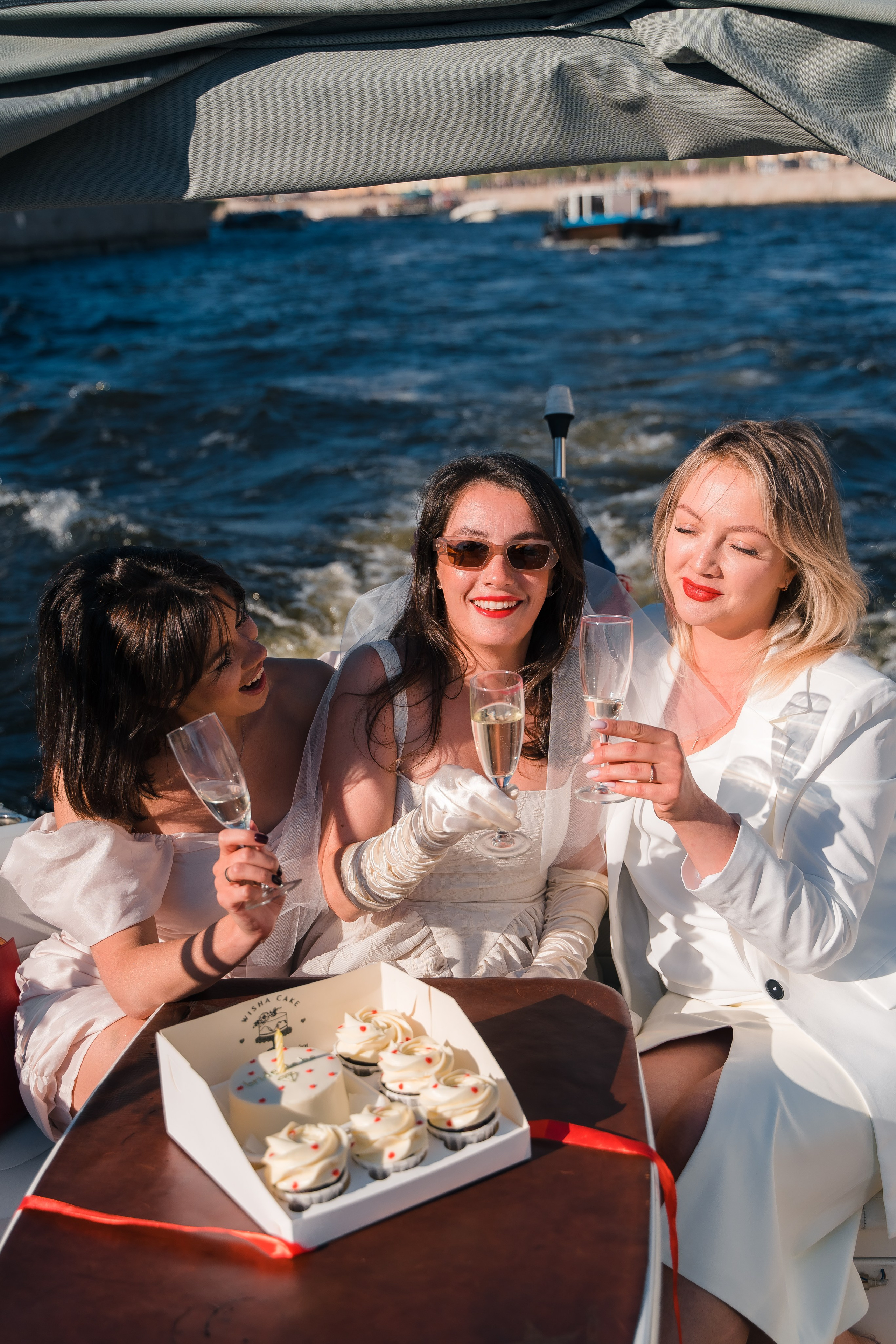 Фотосъемка девичника, встреча девушек, веселые женские портреты