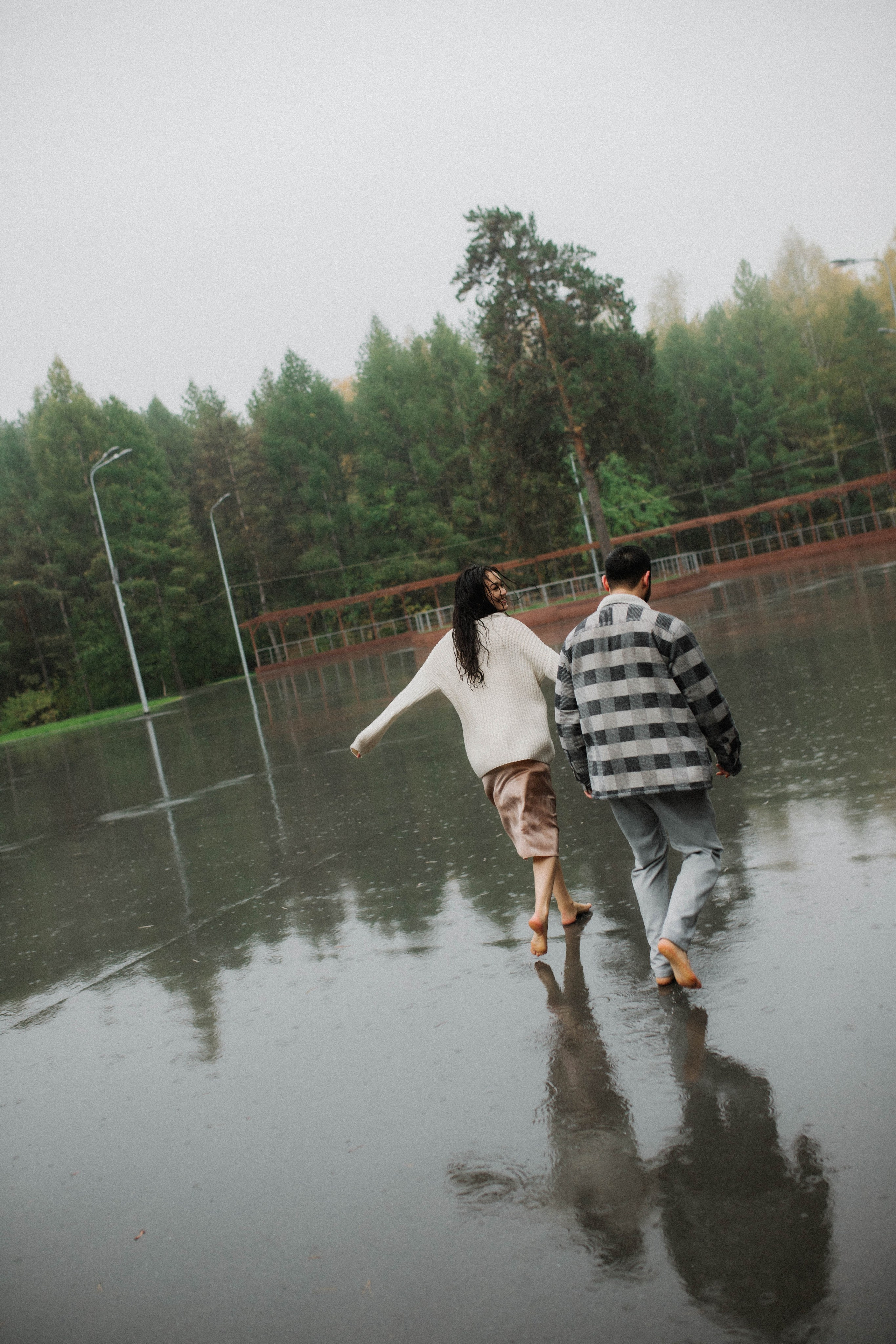 Бегать по сентябрьским лужам вдвоём. Свадебный фотограф Новосибирск