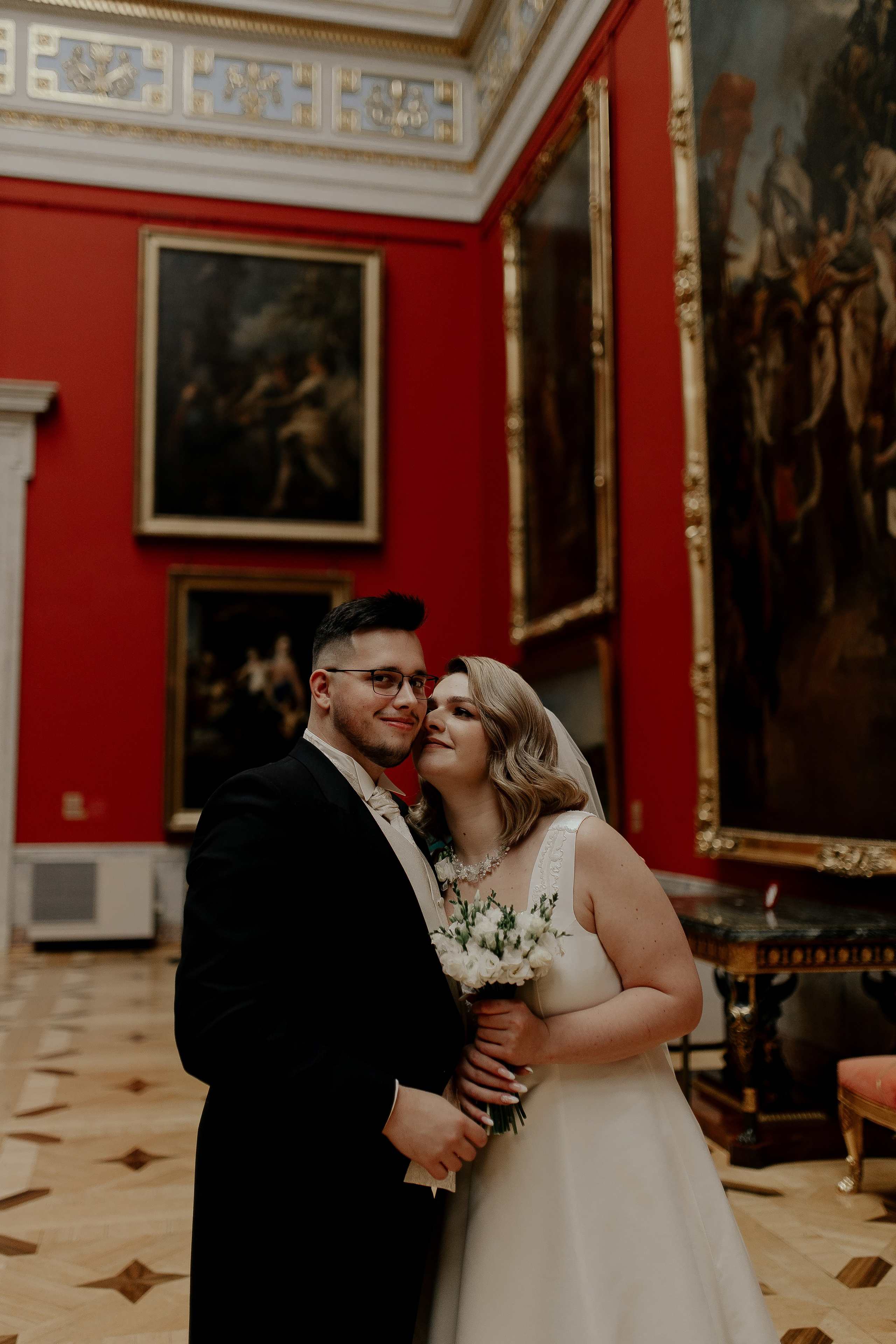 Свадебные фотографии из Эрмитажа. Фотограф в Санкт-Петербурге Лиза Семченкова