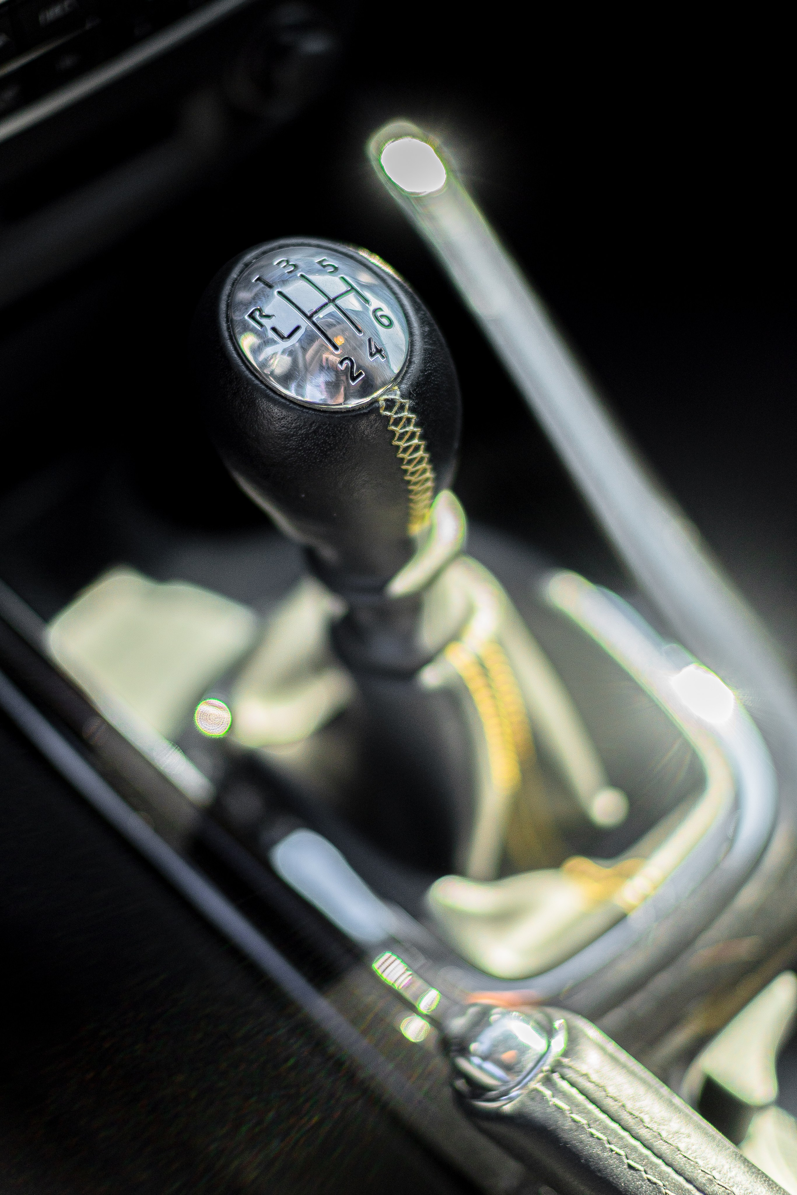 Спортивный хэтчбэк ездит по улицам Москвы. Жуков Илья  свадебный фотограф в Москве