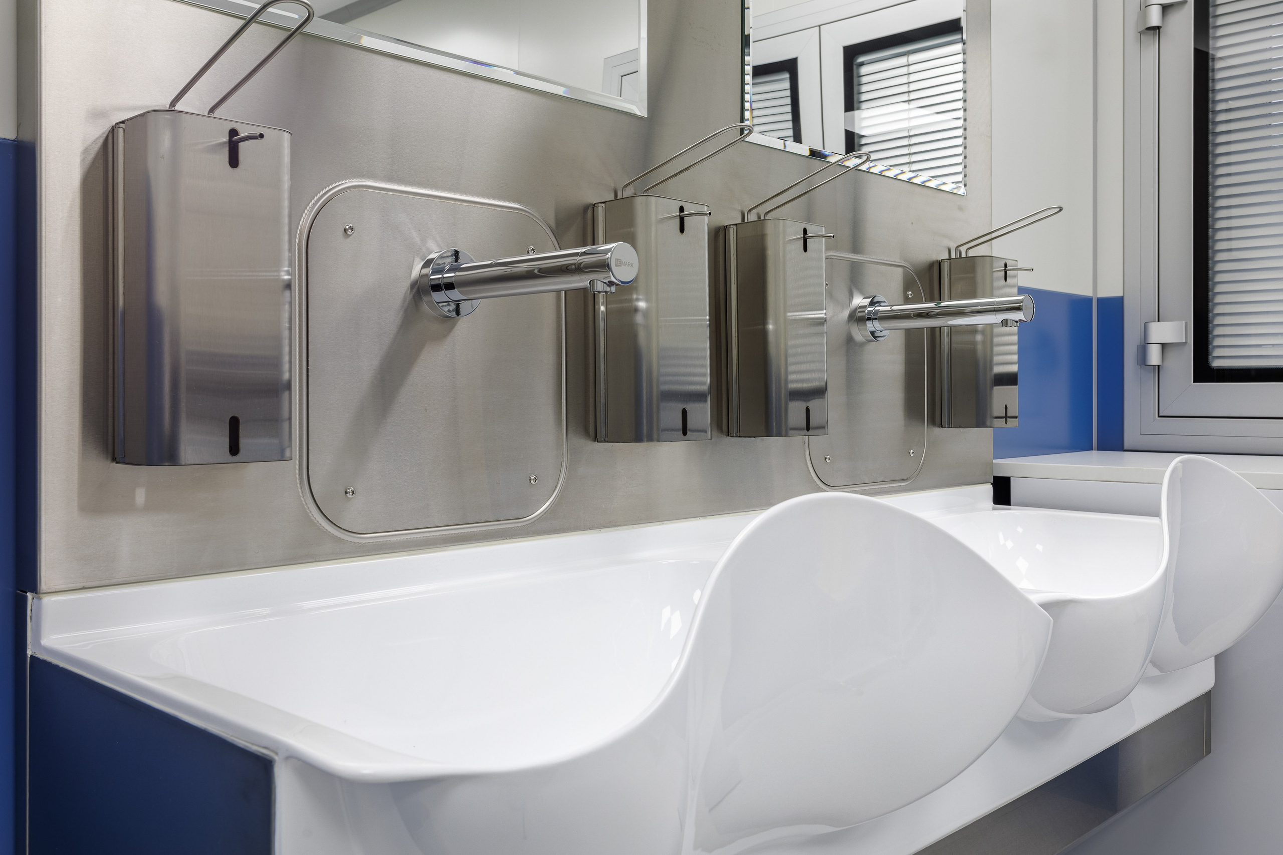 Укрепление позитивного имиджа в интернете: Большинство людей начинает поиск медицинских услуг в сети. Профессиональные изображения на вашем сайте и в социальных сетях — это ваш цифровой фасад. Чем он привлекательнее, тем больше людей захотят узнать вас ближе и прийти на прием.