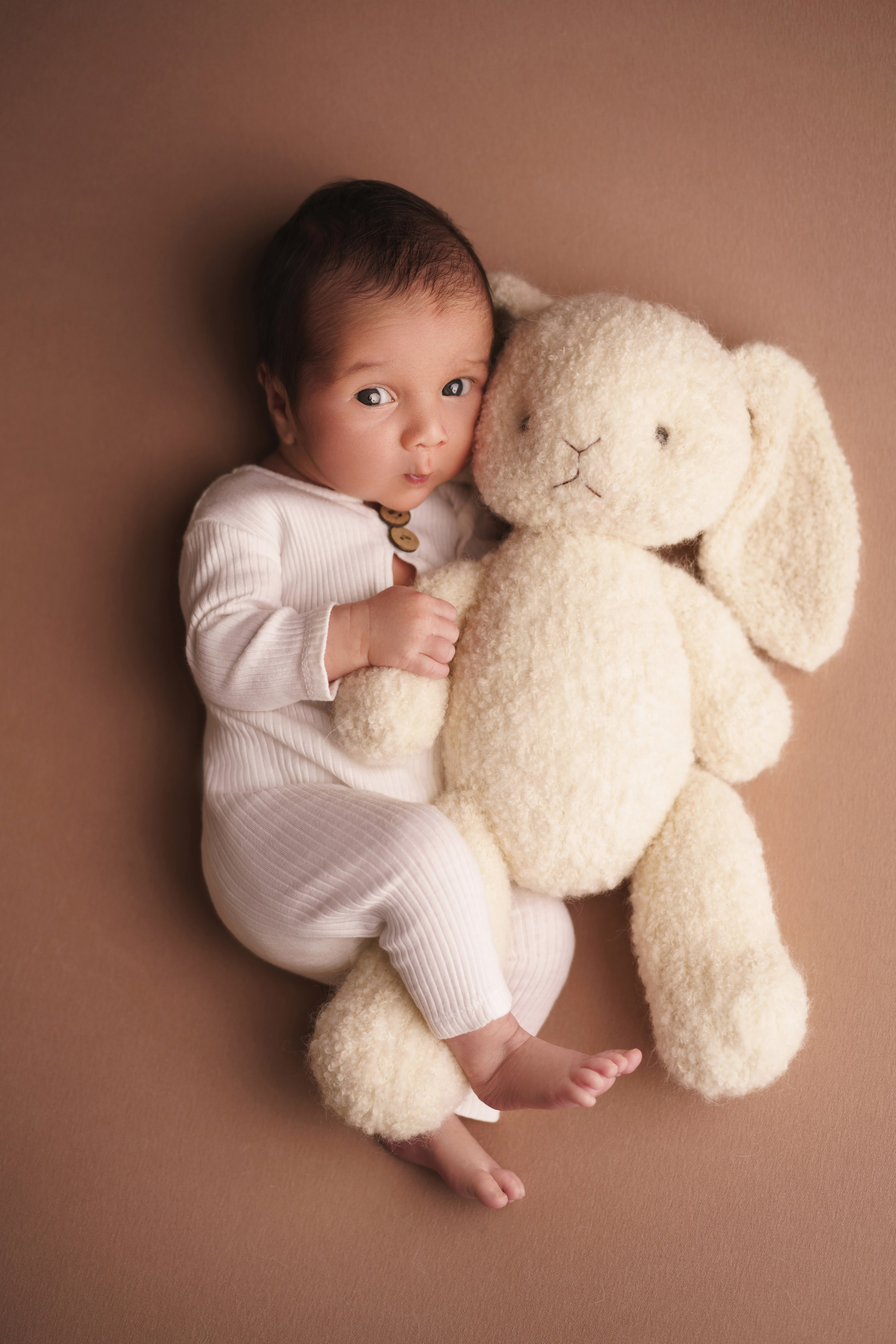 Новорожденный до 1 месяца с открытыми глазами и игрушечным зайцем