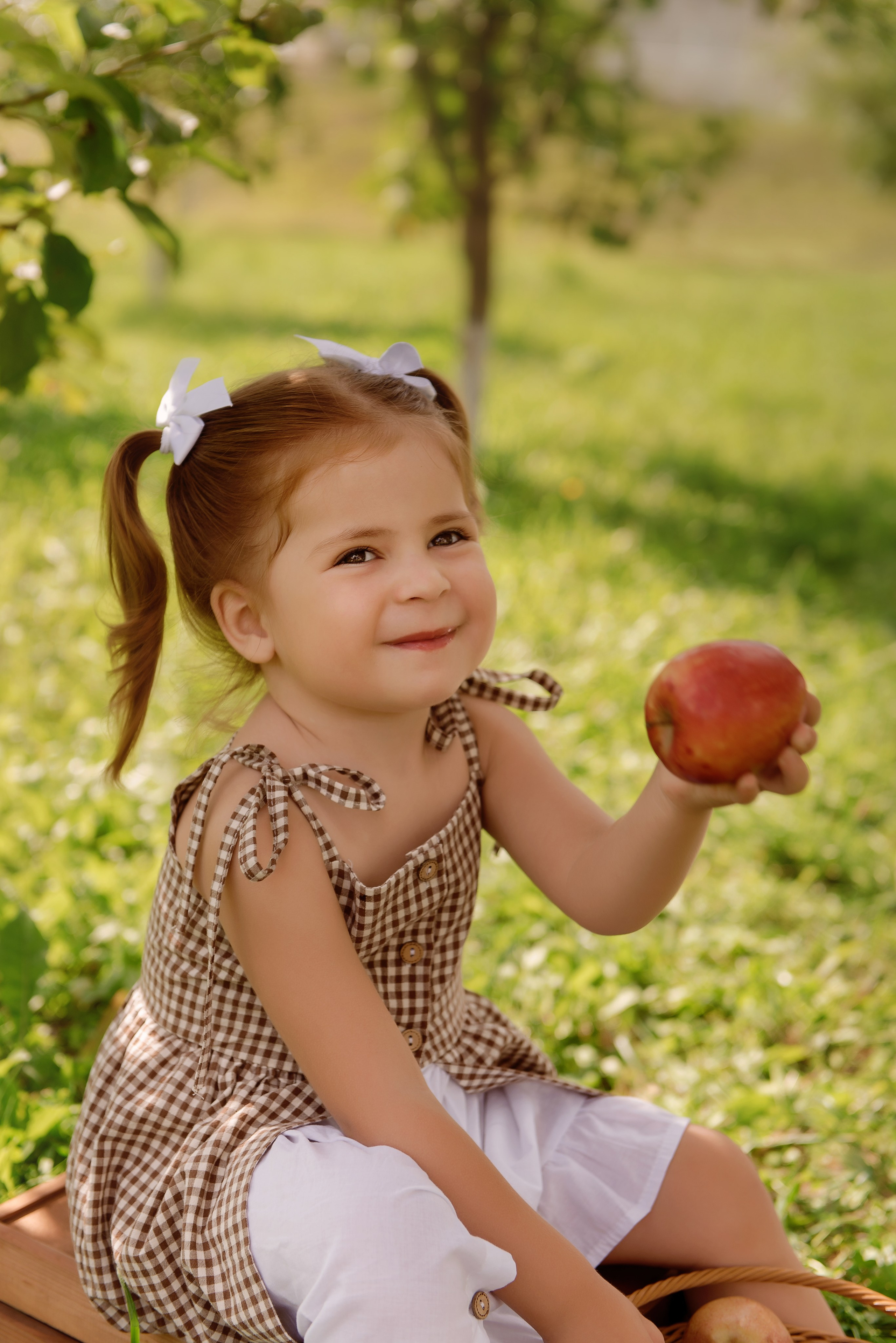 Яблоневый сад. Детский фотограф в Долгопрудном и Москве