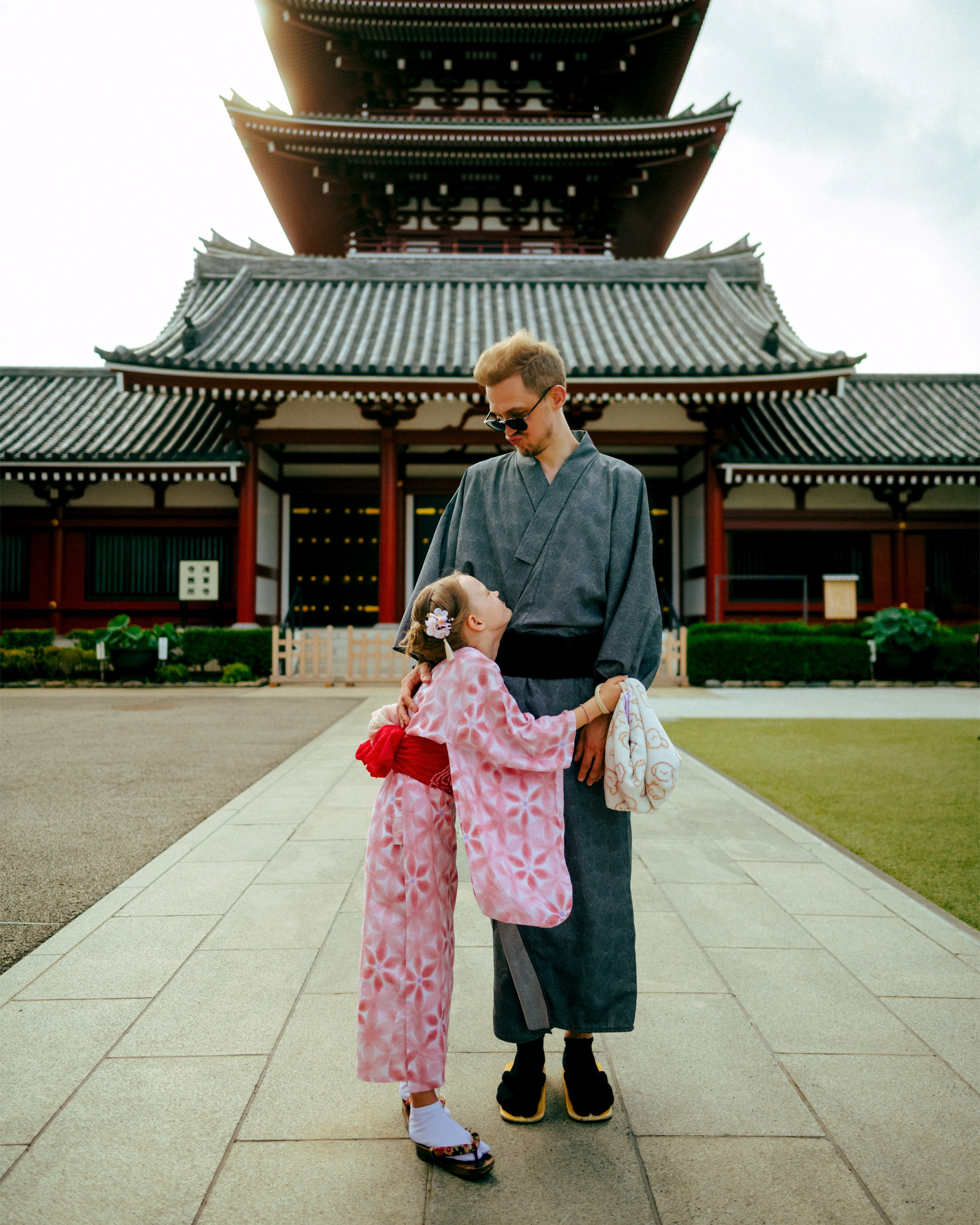 Nailya Anton and Varvara. Asakusa. Photographer in Tokyo Anatolii Ozarto