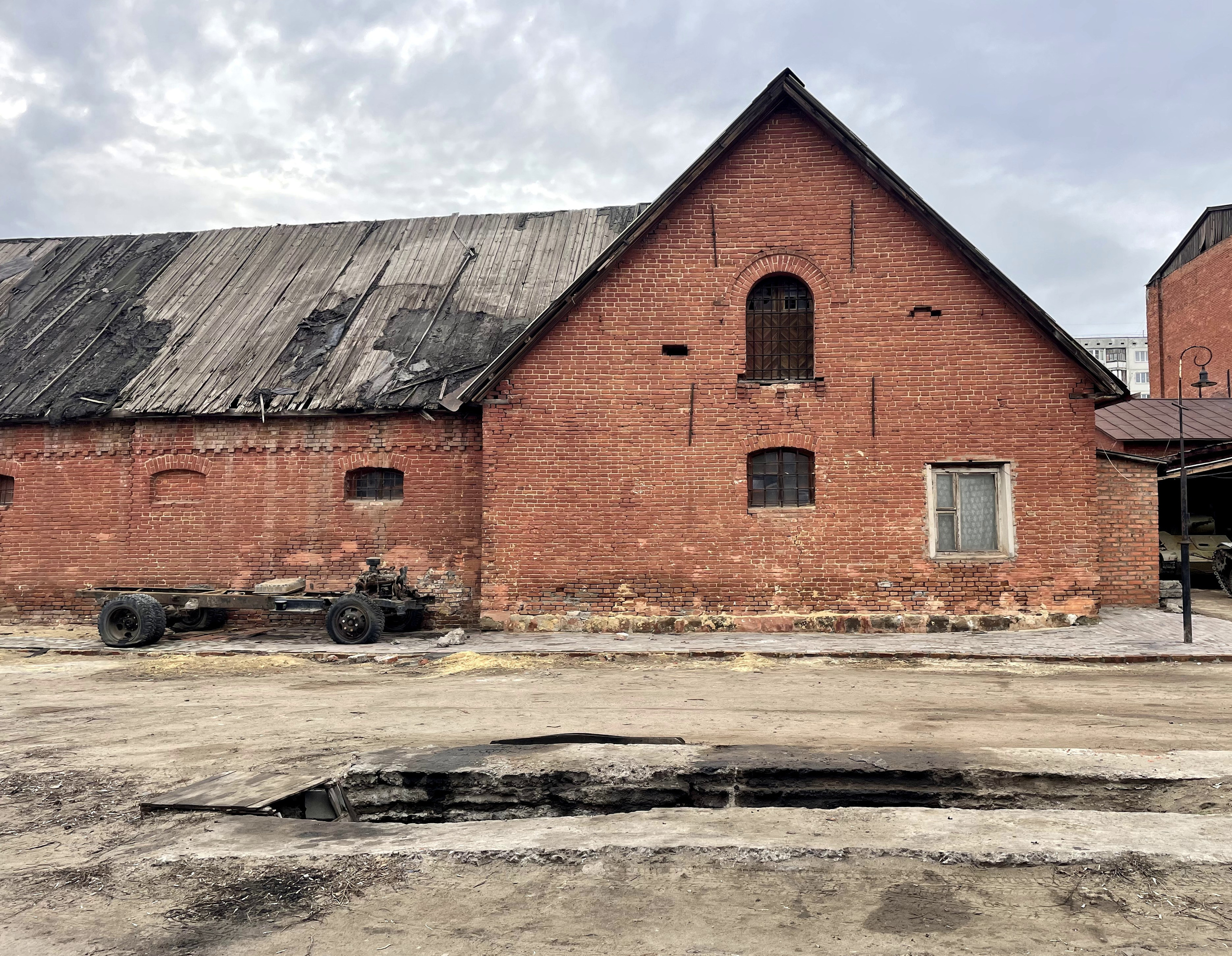 20 098 Здание из красного кирпича. ВИЗУАЛЬНЫЕ И ЗВУКОВЫЕ РЕШЕНИЯ ДЛЯ БИЗНЕСА И СЪЁМОК ТЕЛЕТЕЛА