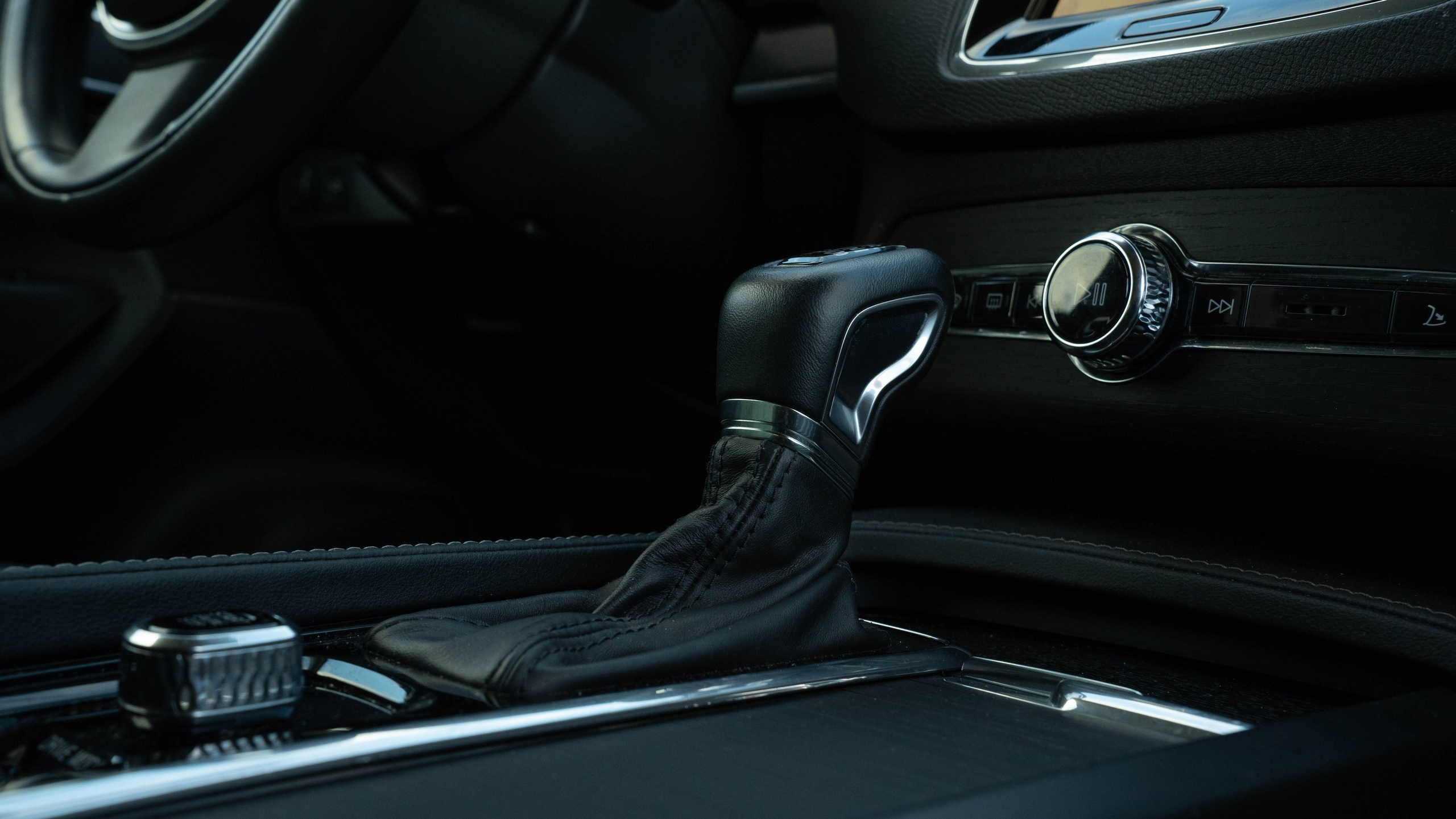 ручной тормоз  в салоне