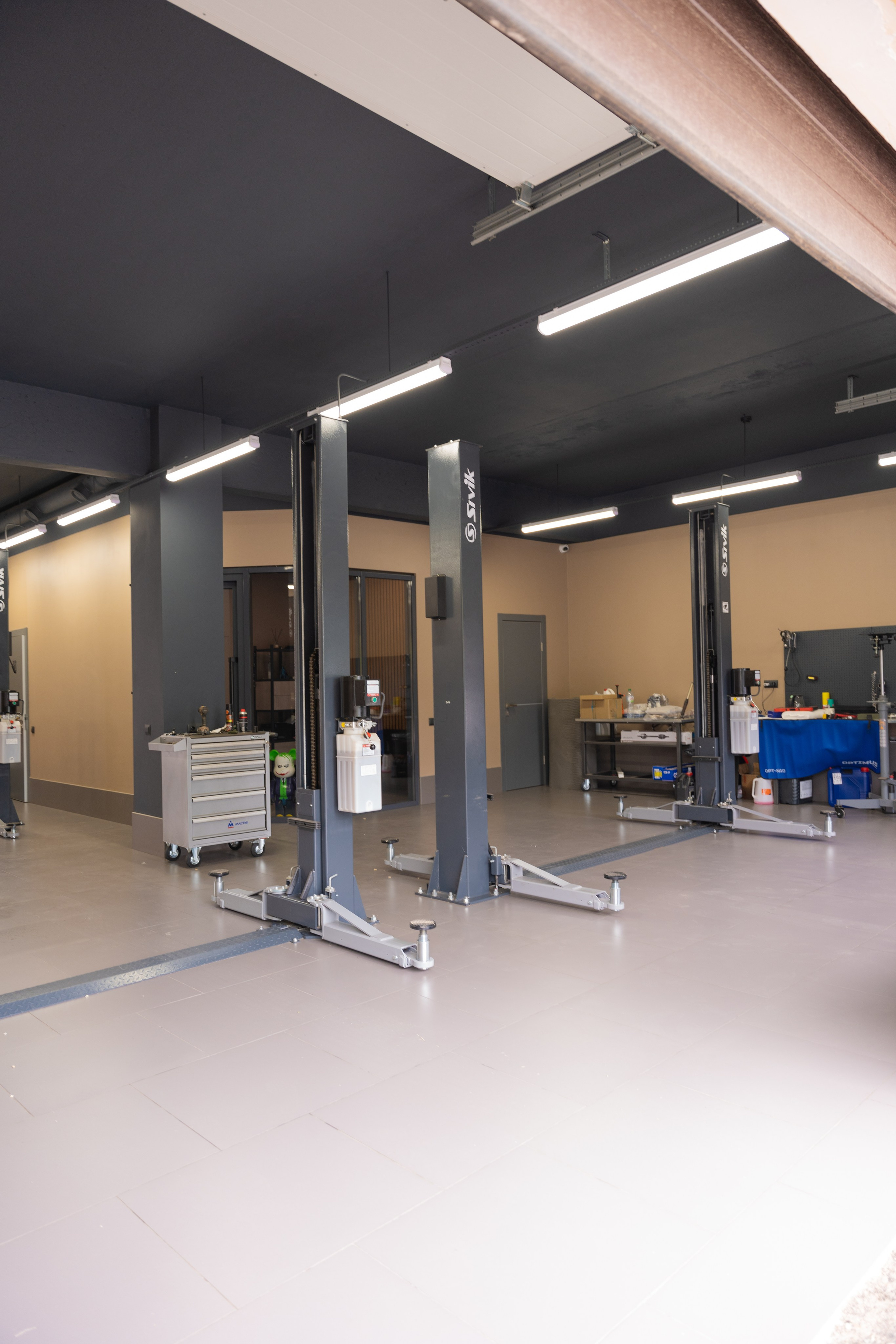 Интерьерная фотосъемка автосалона Elrus в Краснодаре. Zeekr, LiXiang Профессиональная фотосъемка интерьера премиум-автосалона в Краснодаре. Шедевры для Вас! Фотограф и Видеограф в Краснодаре Пахиев Руслан