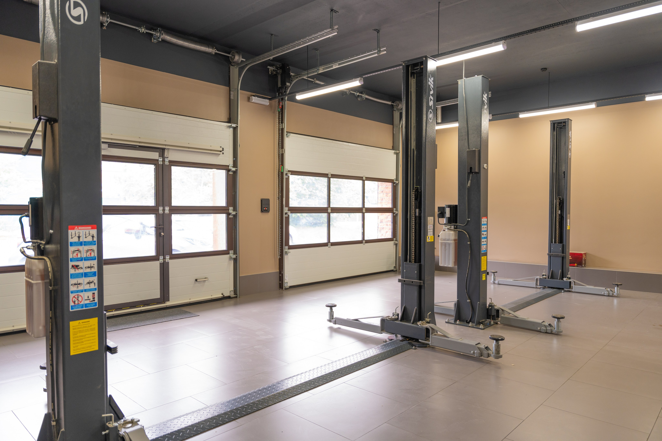 Интерьерная фотосъемка автосалона Elrus в Краснодаре. Zeekr, LiXiang Профессиональная фотосъемка интерьера премиум-автосалона в Краснодаре. Шедевры для Вас! Фотограф и Видеограф в Краснодаре Пахиев Руслан