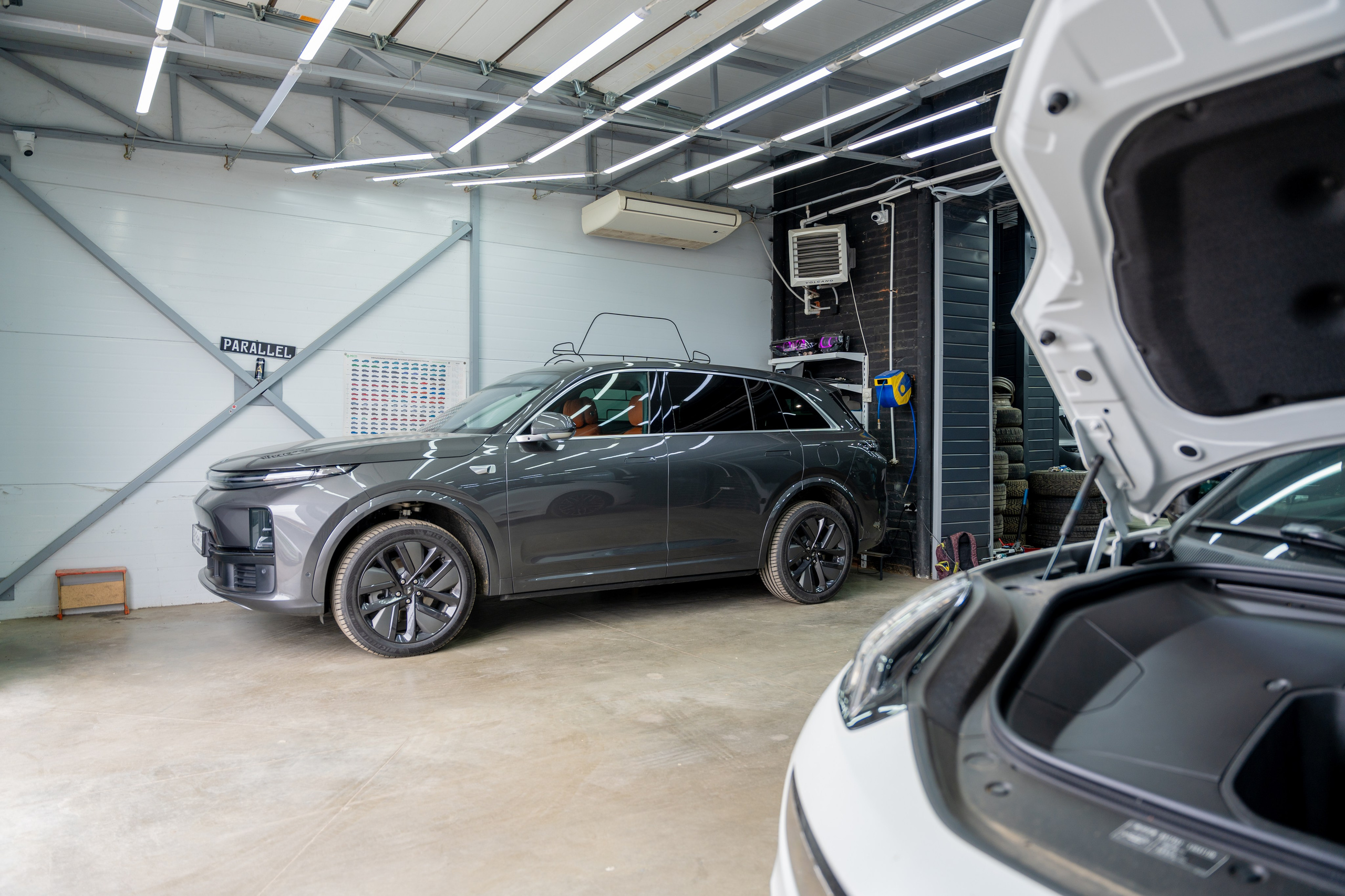 Интерьерная фотосъемка автосалона Elrus в Краснодаре. Zeekr, LiXiang Профессиональная фотосъемка интерьера премиум-автосалона в Краснодаре. Шедевры для Вас! Фотограф и Видеограф в Краснодаре Пахиев Руслан