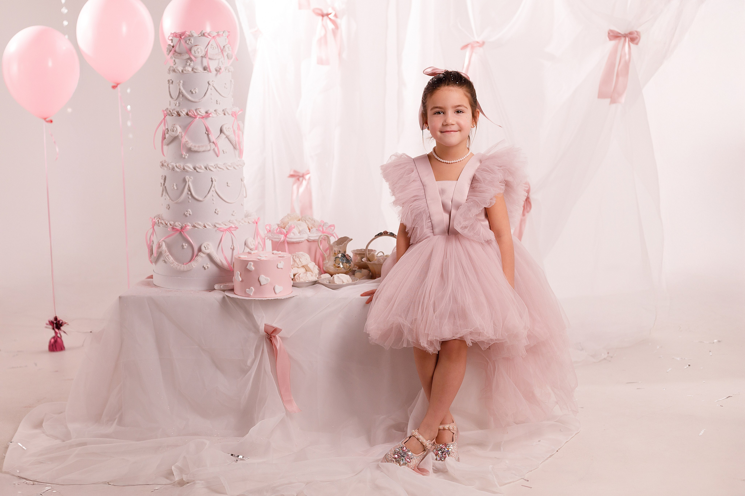 Фотосессия на День Рождения для девочек — сладкий праздник в сказочных декорациях. Детский студийный фотограф Сочи