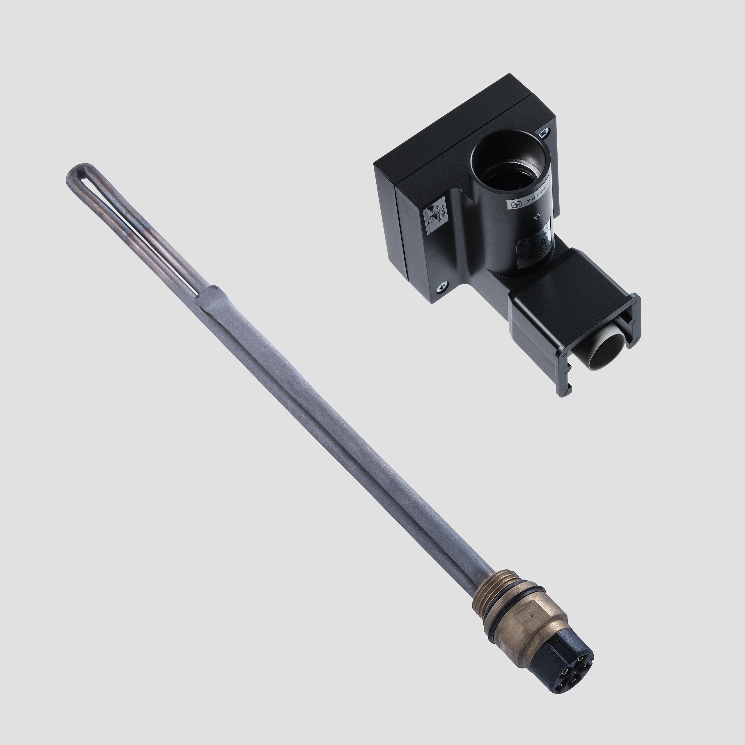 Предметные фотографии регуляторов и нагревателей для отопительных приборов