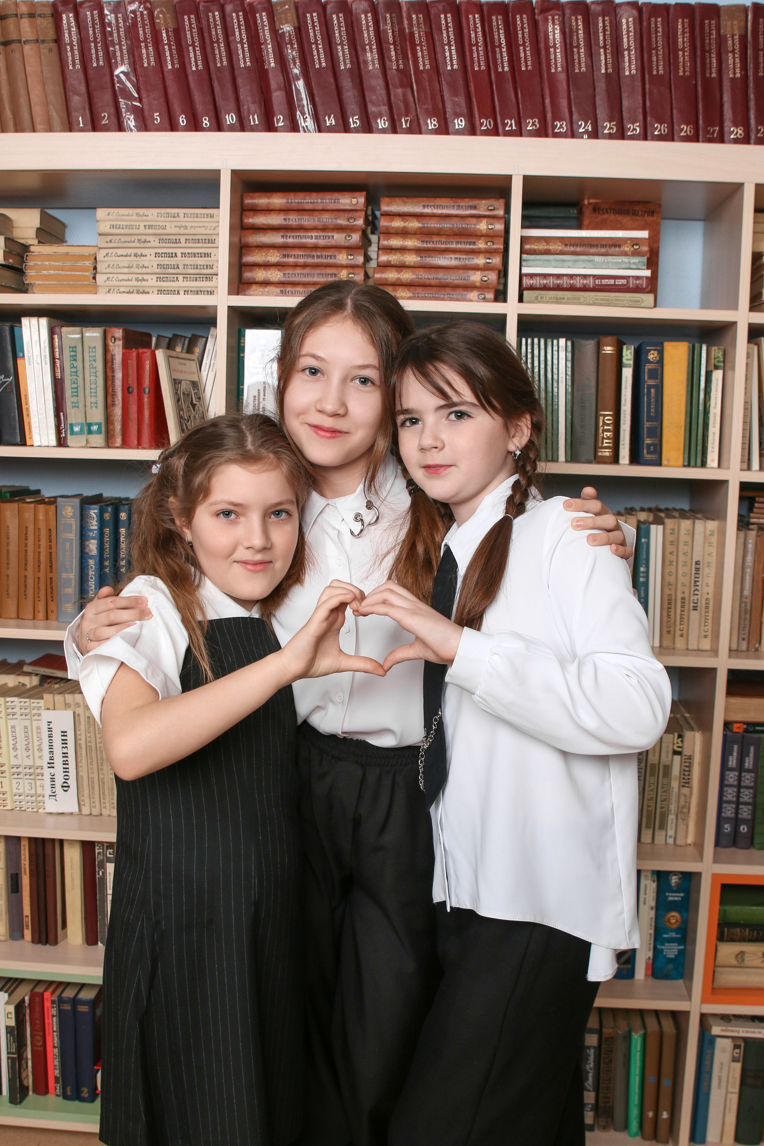 Выпускной фотоальбом "Портрет". Выпускные альбомы в Тюмени для школ, садов, вузов спортивных секций