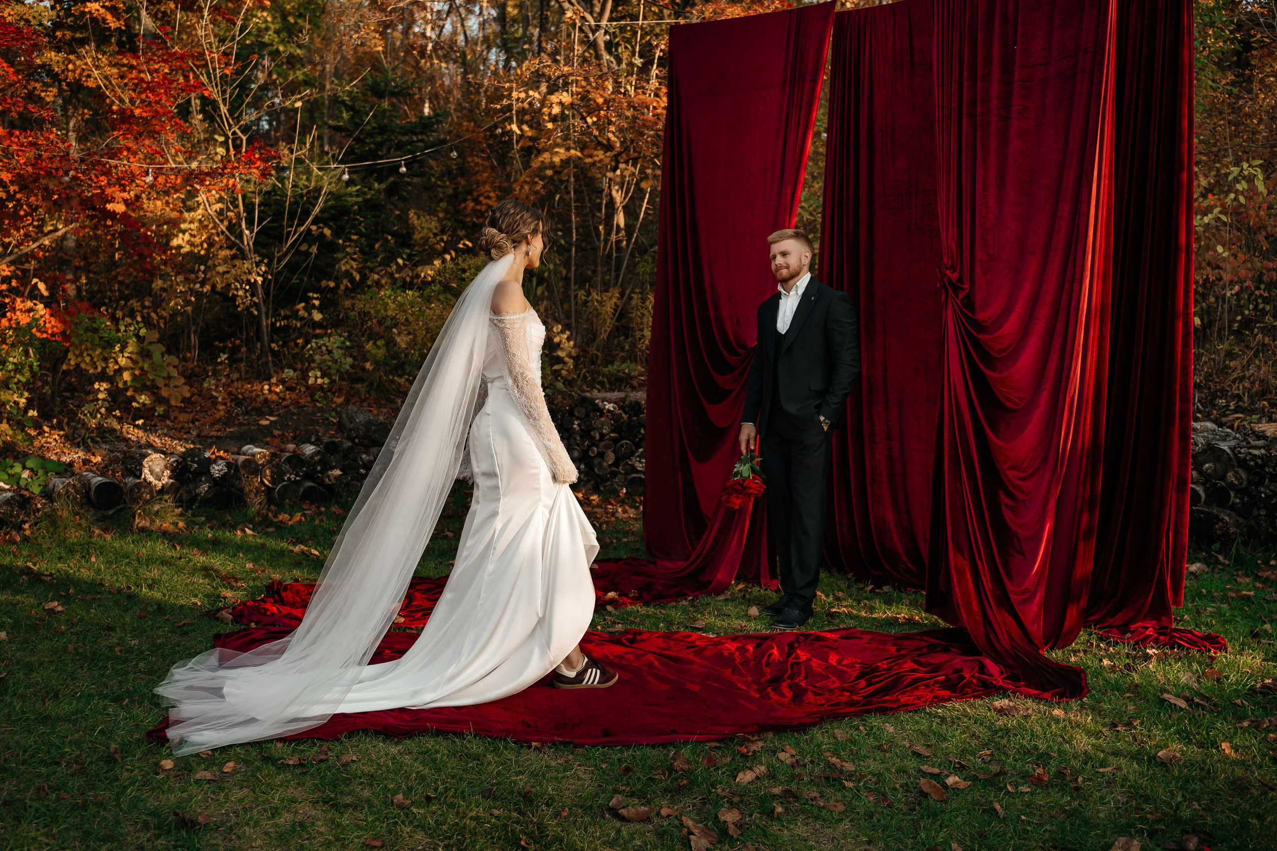 Свадебная церемония на фотозоне из красного бархата. Свадебный фотограф Елена Рякина