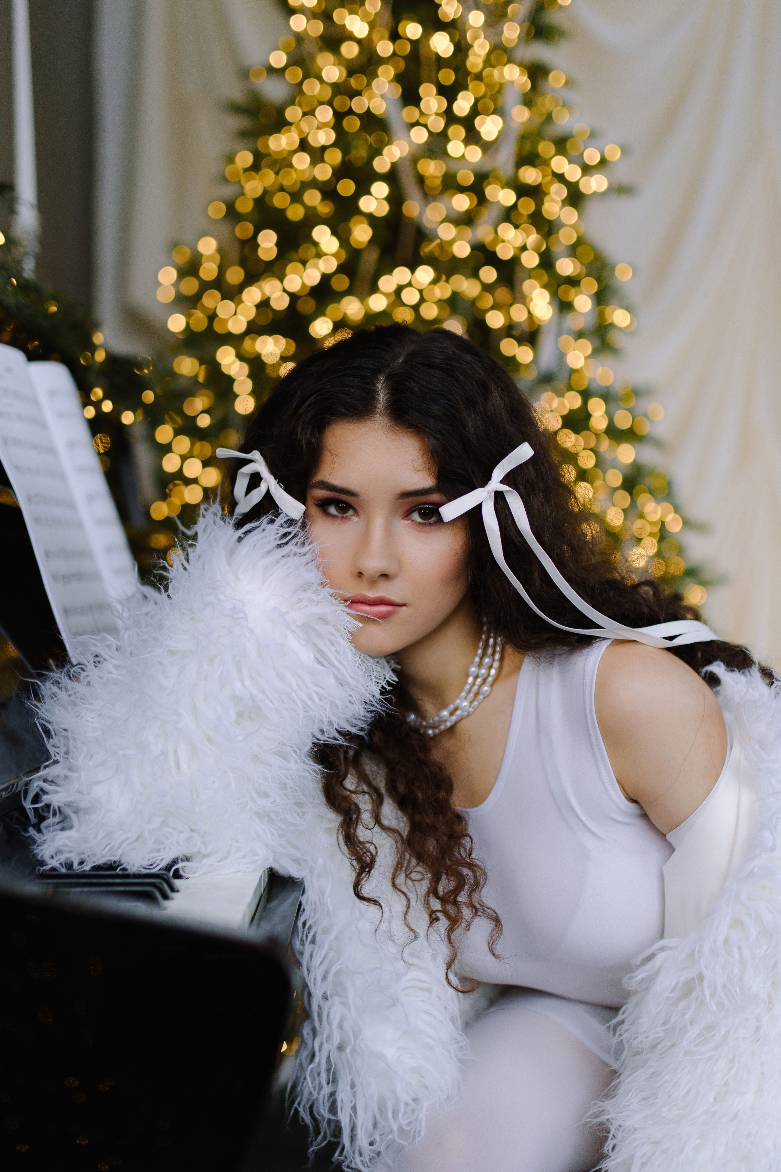 Изображение модели в нарядном красочном костюме и аксессуарах в студиях праздничной тематики.