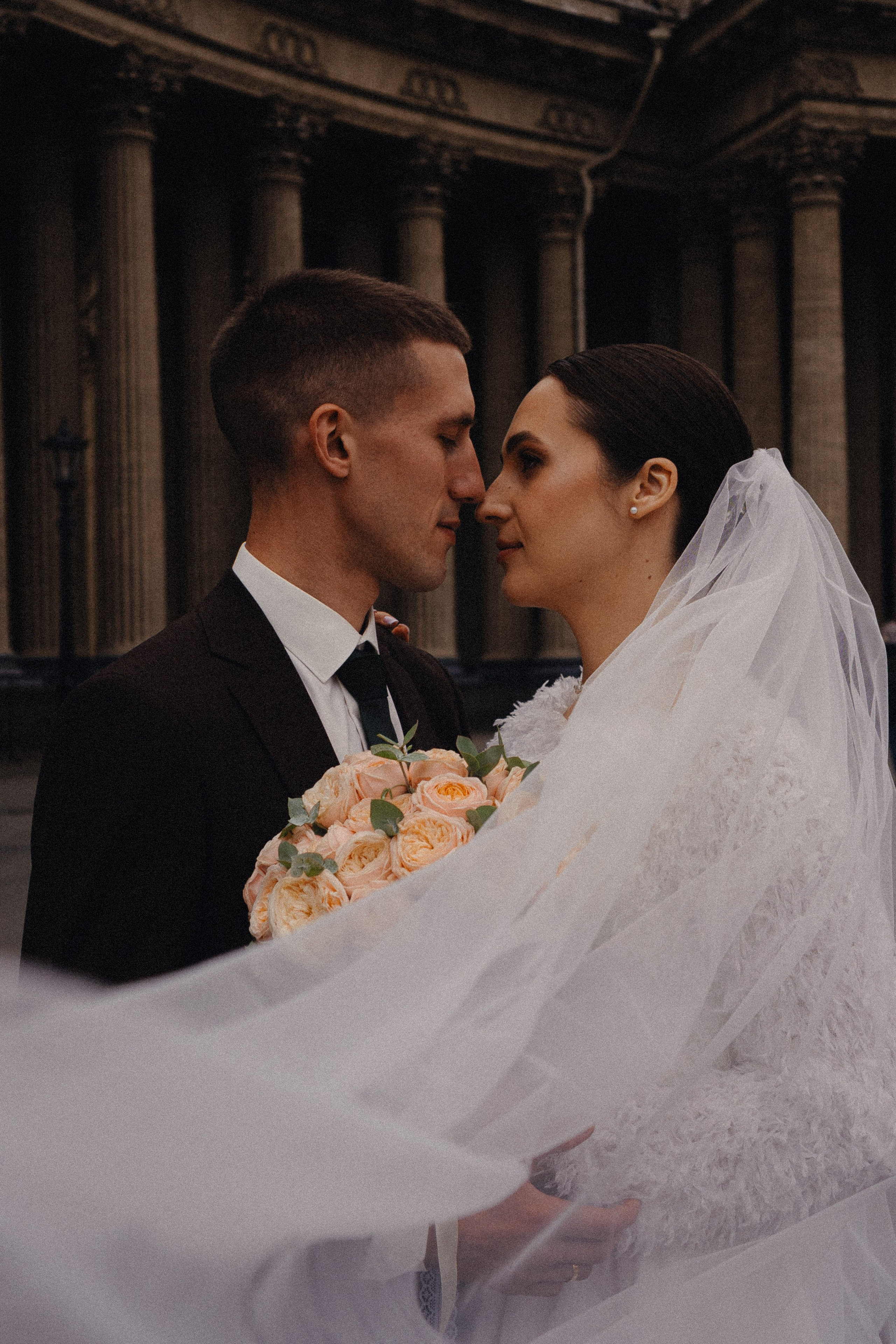 СВАДЕБНАЯ ПРОГУЛКА В САНТК-ПЕТЕРБУРГЕ (ИСАКИЕВСКИЙ СОБОР, ЗИМНЯЯ КАНАВКА, ЭРМИТАЖ И БОЛЬШАЯ МОРСКАЯ УЛИЦА). Профессиональный фотограф, Санкт-Петербург — Виктория Богомолова