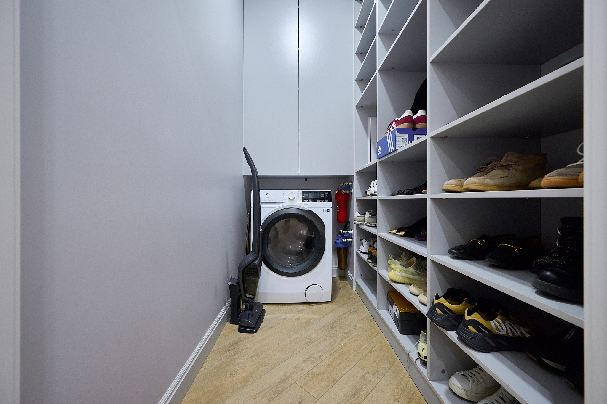 гардеробная белые шкафы 