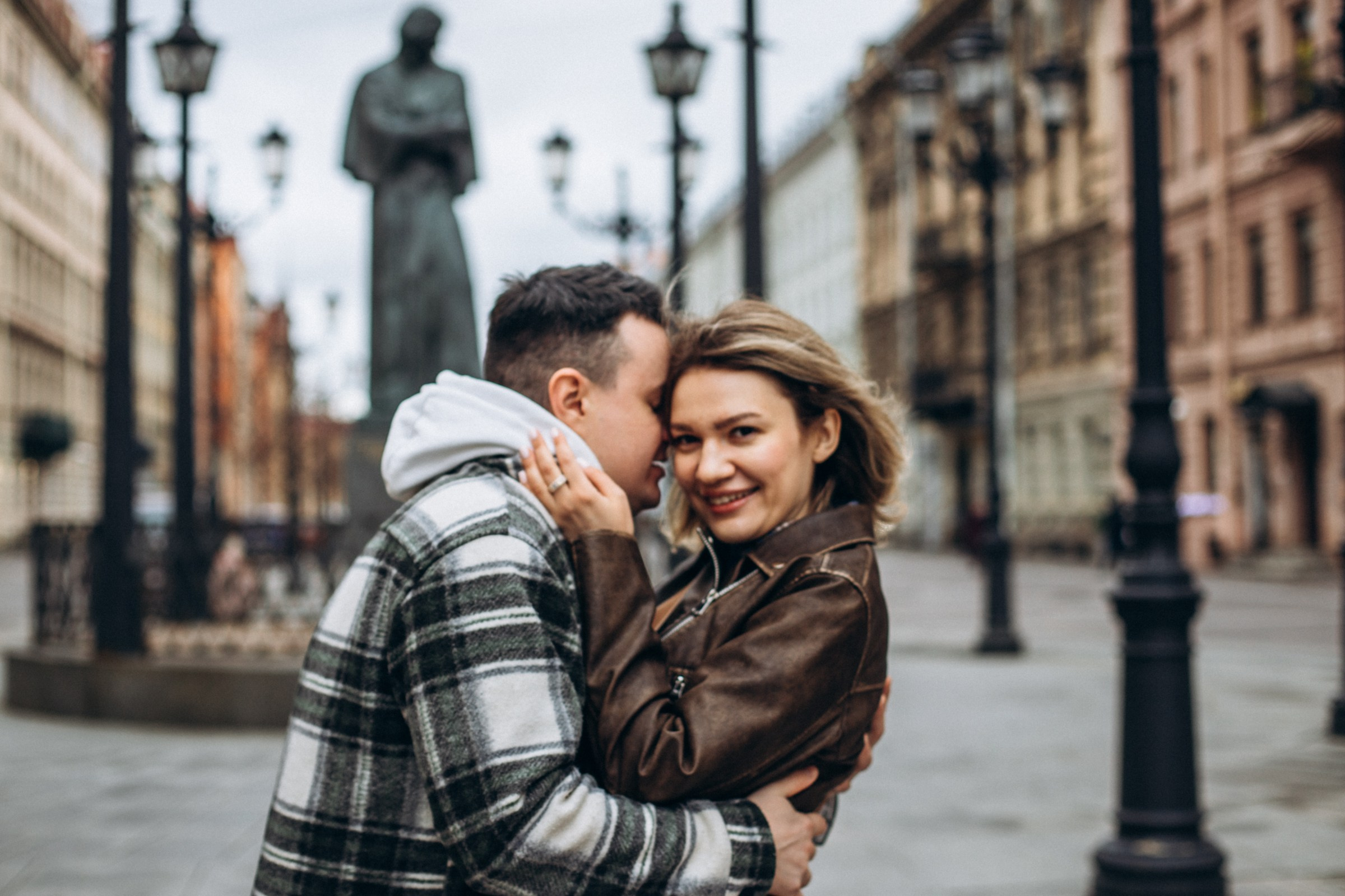 Юлия с семьей в апреле. Фотопрогулка в Петербурге. Индивидуальный и семейный фотограф в Санкт-Петербурге