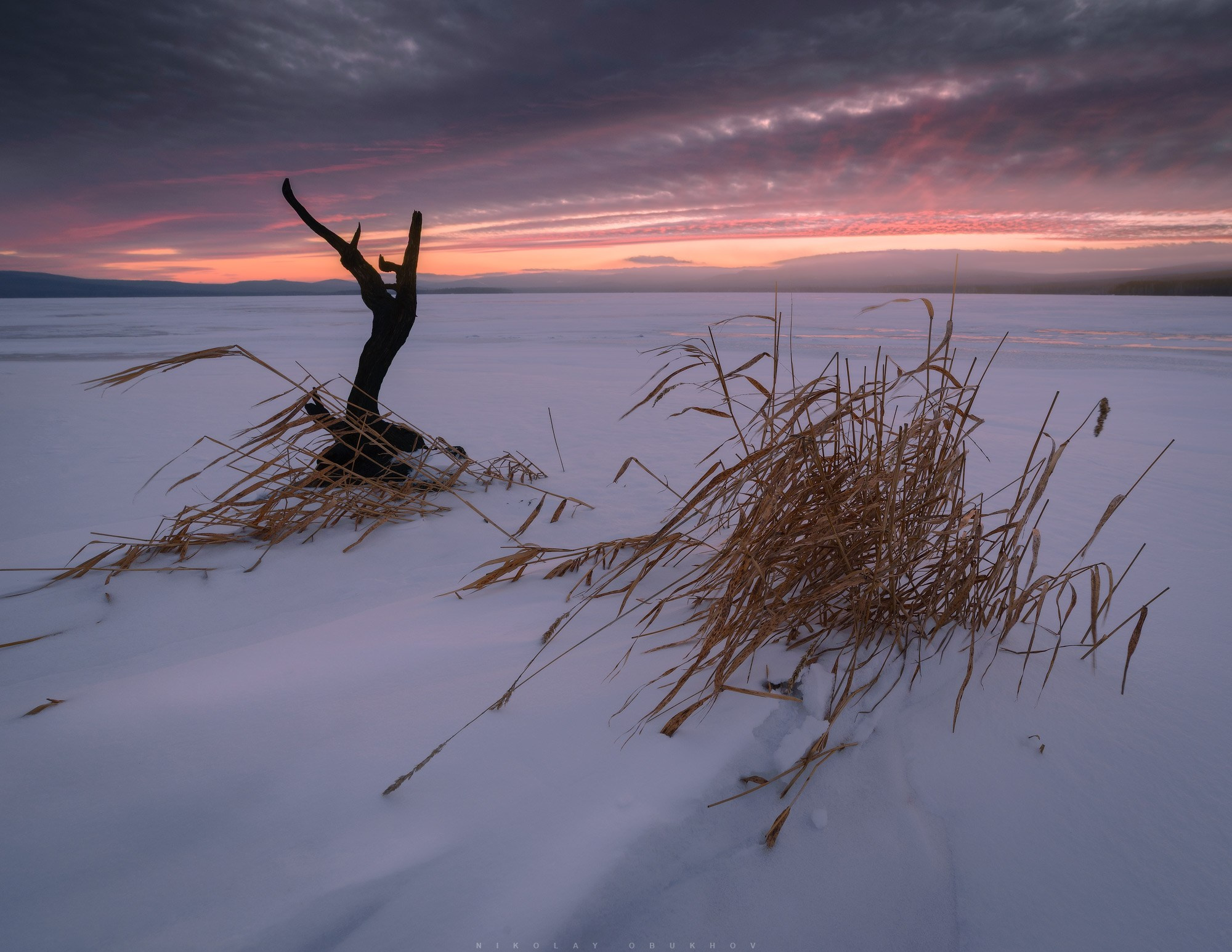 Зимний пейзаж на берегу Черноисточинского водохранилища.