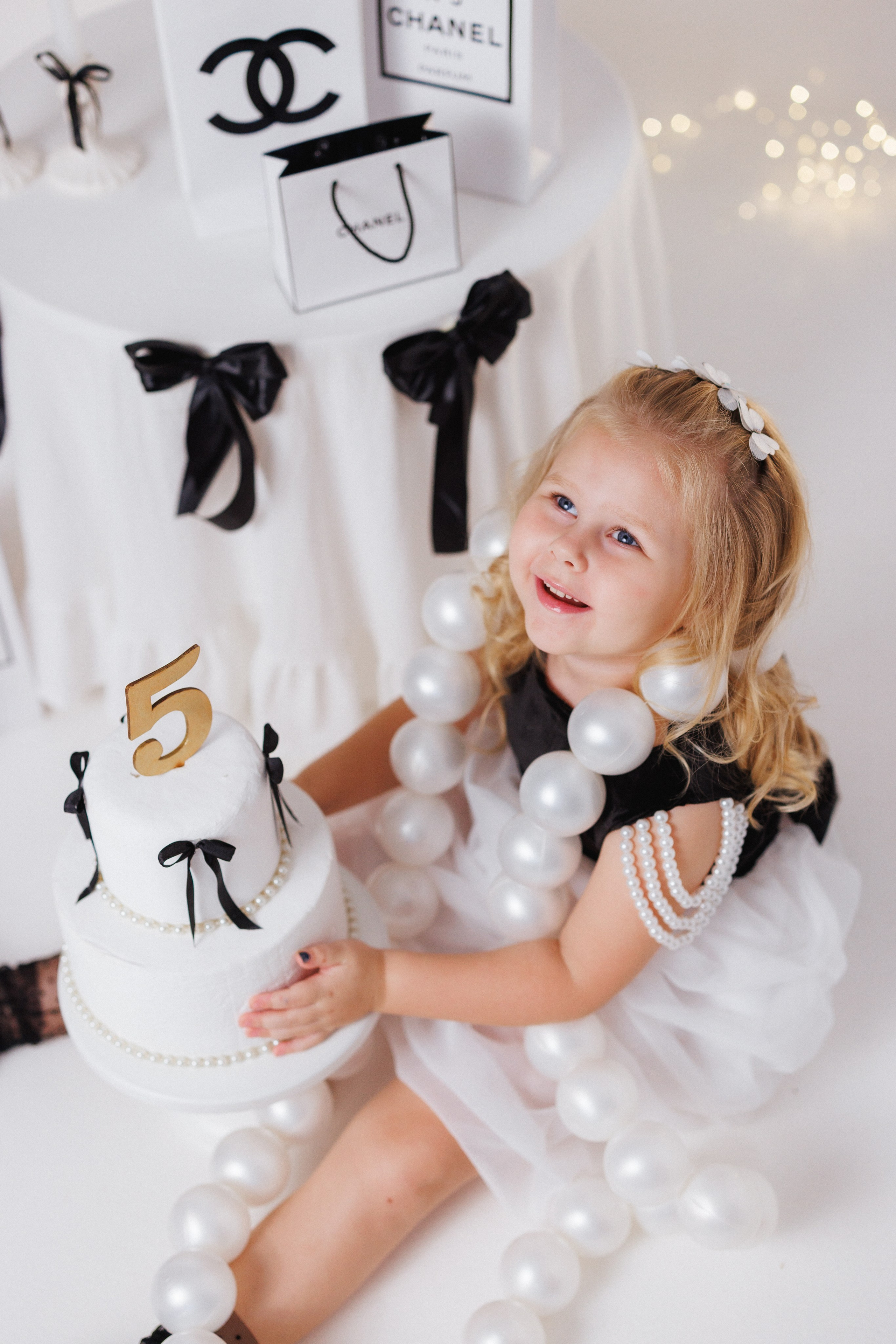 Детская фотосессия к Дню рождения для девочек, фотостудия «Антураж». Семейный и детский фотограф в Краснодаре Анна Трашкова