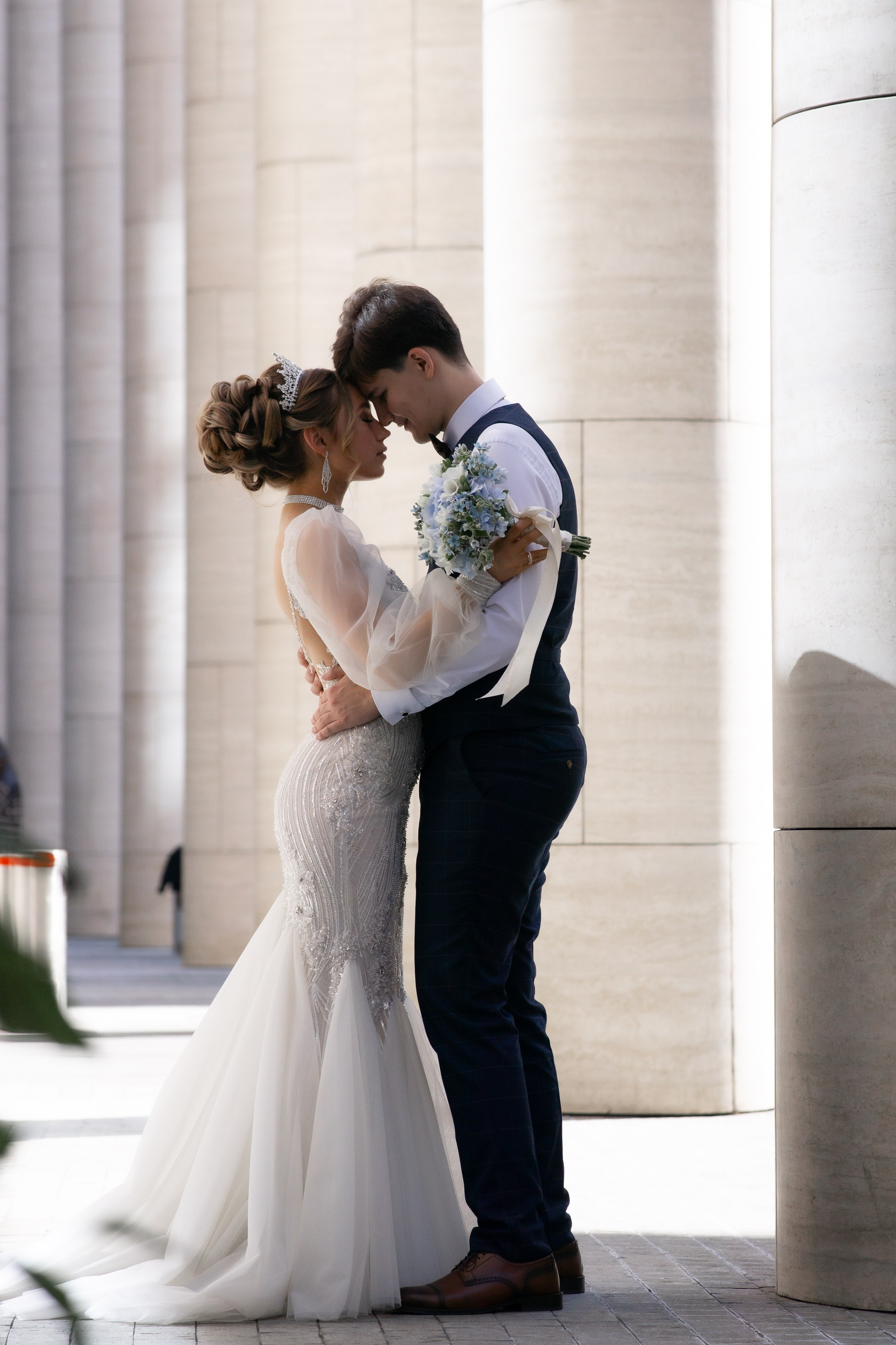 Свадебная фотосессия в Невской ратуше. Пара стоит лицом к лицу