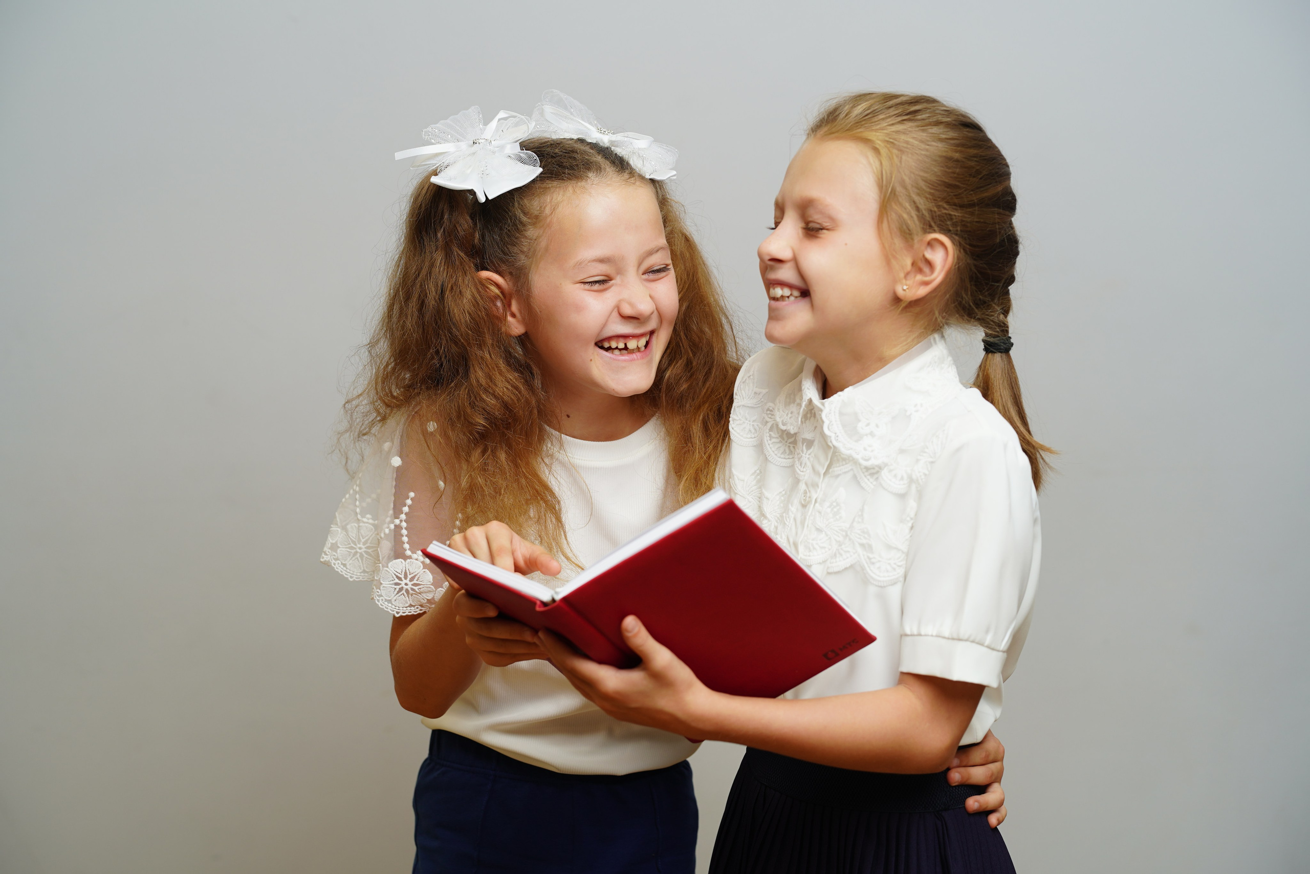 Фото с другом. MEMENTO.Выпускные альбомы, школьные, юбилейные и другие книги. Ростов-на-Дону