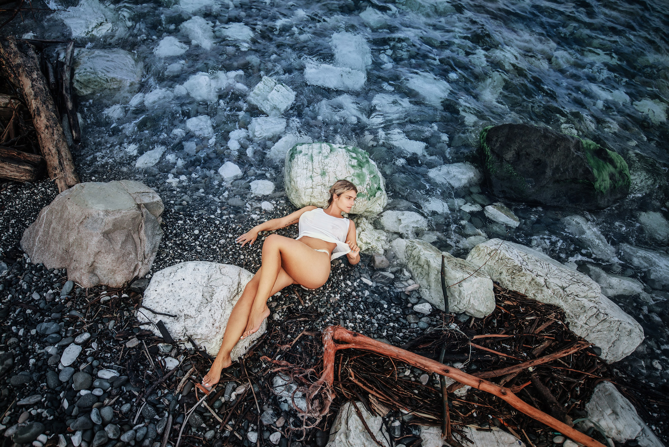 красотка с формами ,лежит в воде