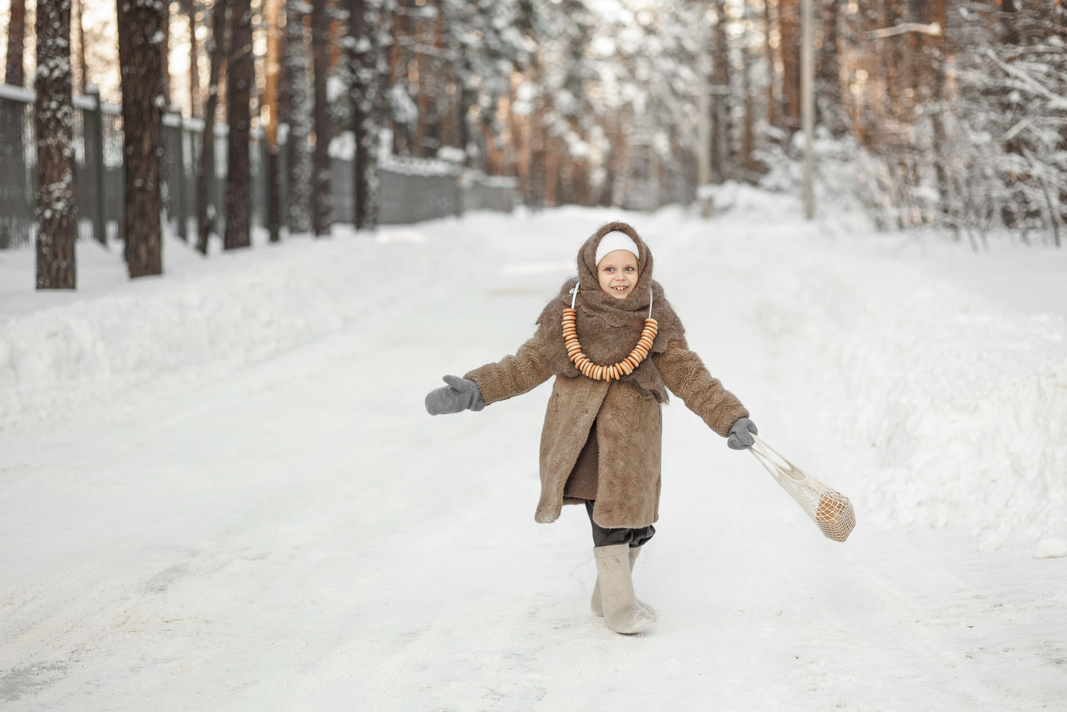 зимняя детская фотосессия в&nbsp;стиле советского времени. Маленькая девочка одета в&nbsp;шубу, валенки и&nbsp;пуховый платок