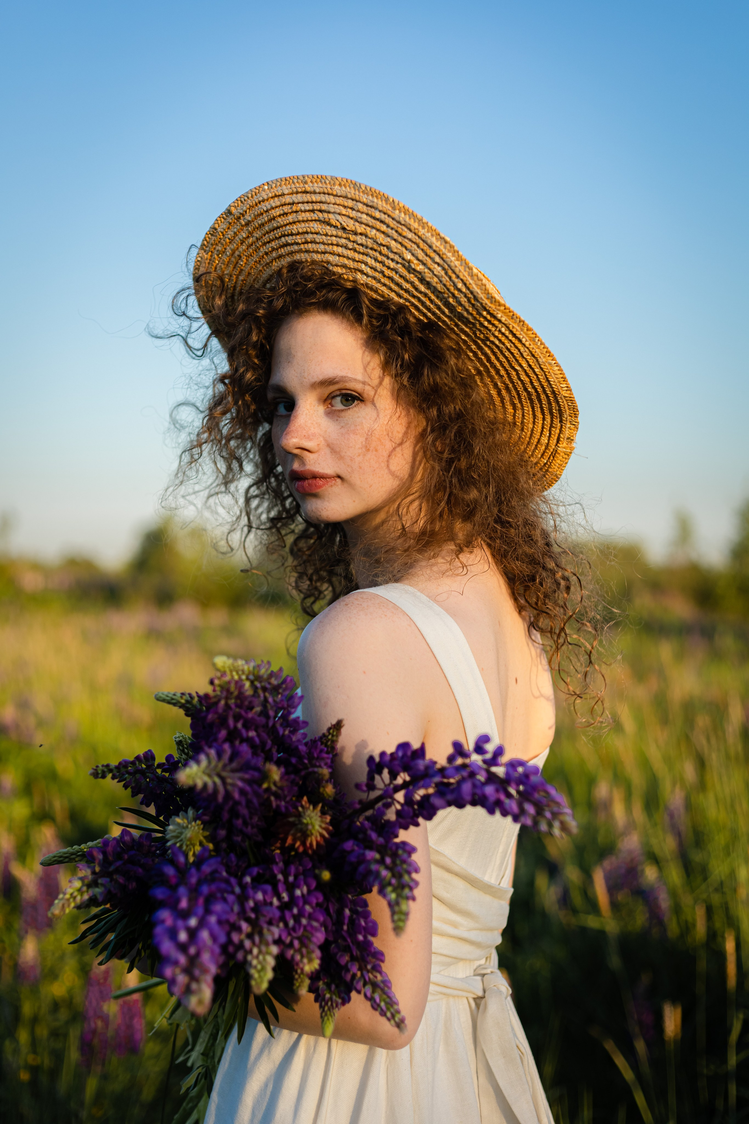 Ирина в люпинах. Женская фотосессия в поле люпинов. Семейный и детский фотограф в Санкт-Петербурге Павлова Елена