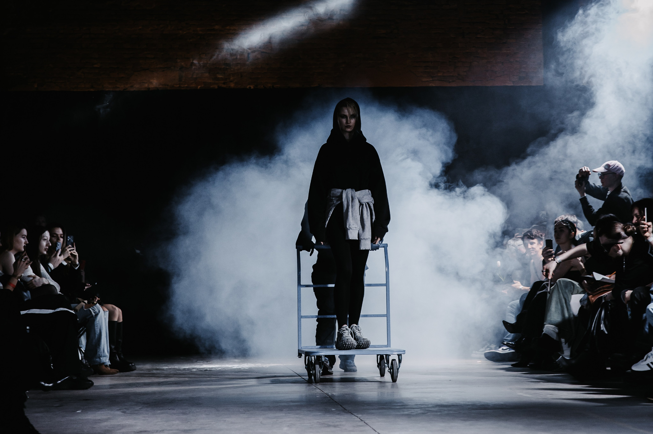 AUXI catwalk андеграунд показ-перфоманс. Фотограф в Санкт-Петербурге Вагнер Юлия