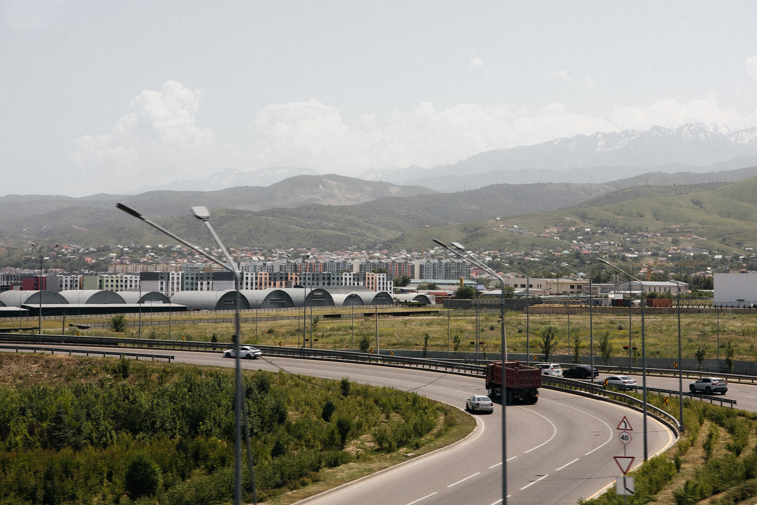 Здравствуйте! Я свадебный фотограф из Ульяновска, работаю в том числе по всей России и с выездом за границу. Снимаю свадьбы, lovestory, корпоративы, светский репортаж. Провожу обучение по фотографии, мастер-классы и воркшопы для других фотографов.