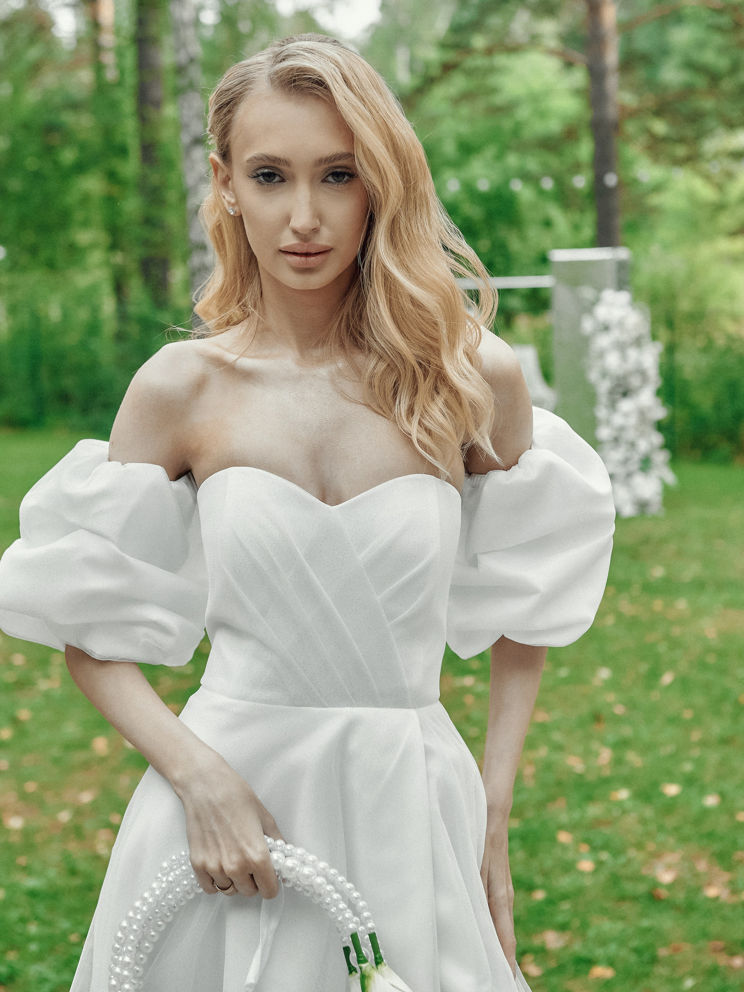 Невеста в свадебном платье, фотосессия на выездной регистрации в лесу, экохаус»
