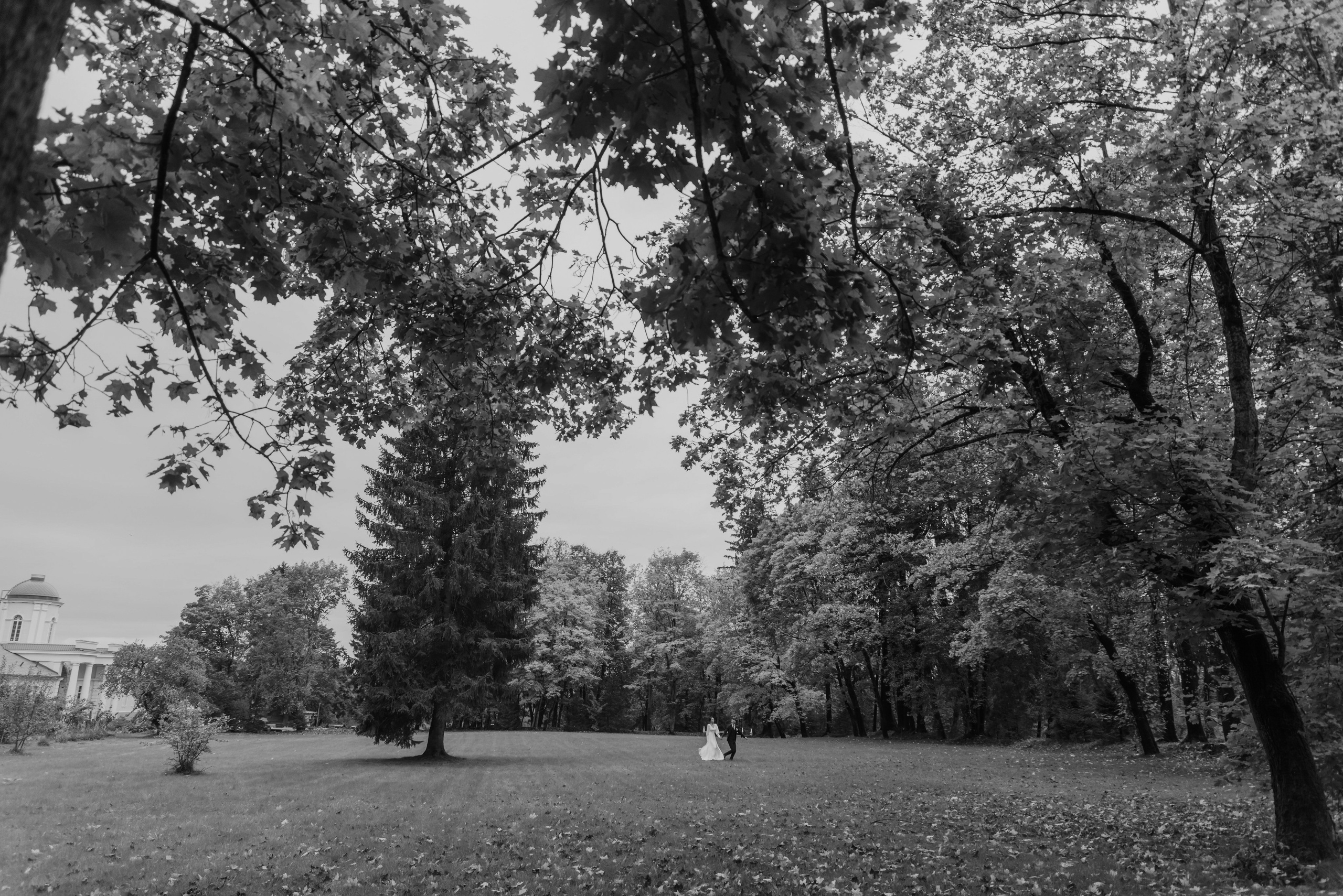 Свадебная фотосессия в Твери в красивой локации в замке в Московской области. Свадебный фотограф в Твери, Москве и Санкт-Петербурге Денисова Екатерина