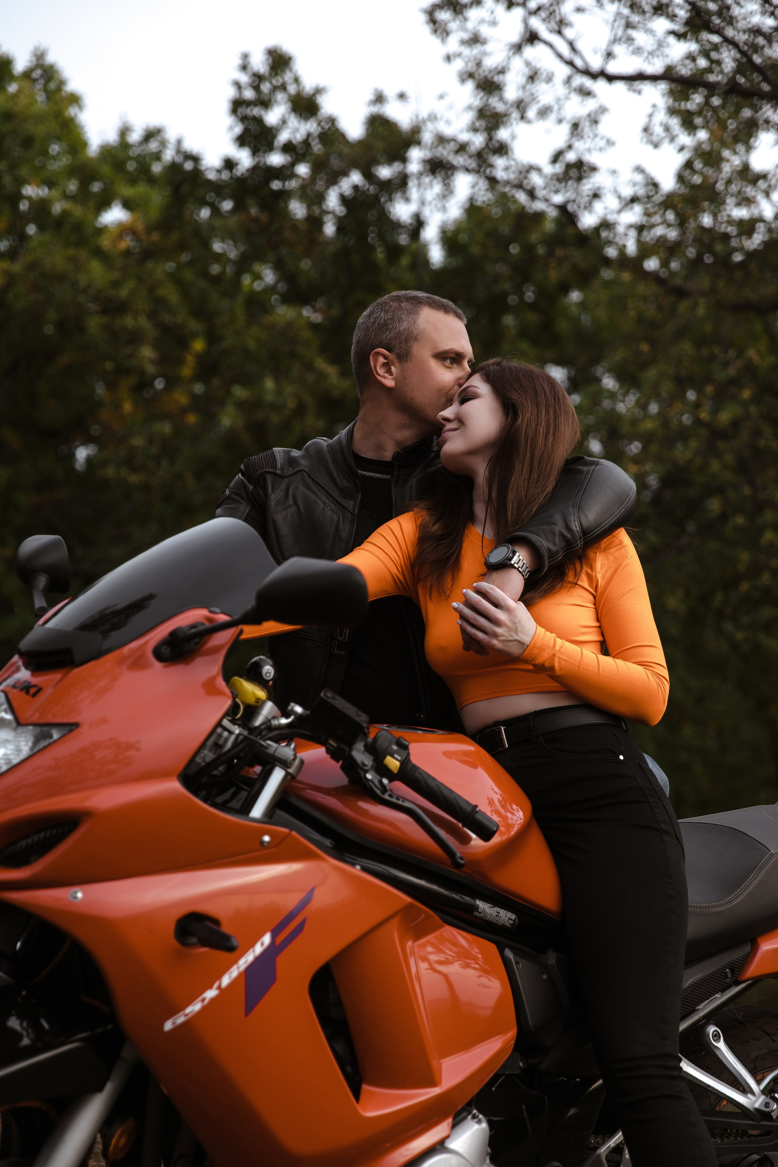 Фотосессия лавстори с мотоциклом на природе. Свадебный и семейный фотограф в Самаре и Тольятти | Елена Топанцева