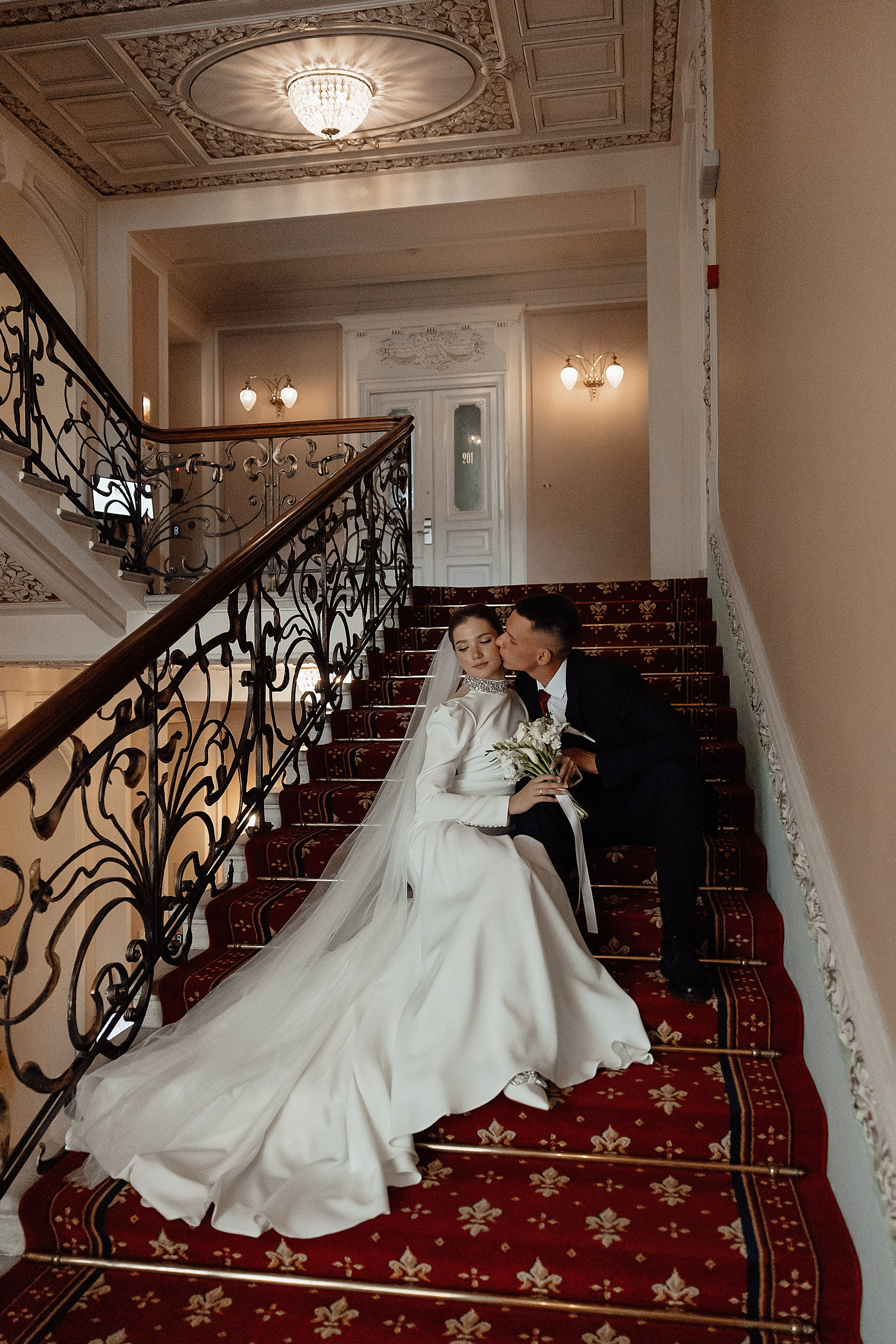 свадебная фотосессия на лестнице в отеле националь