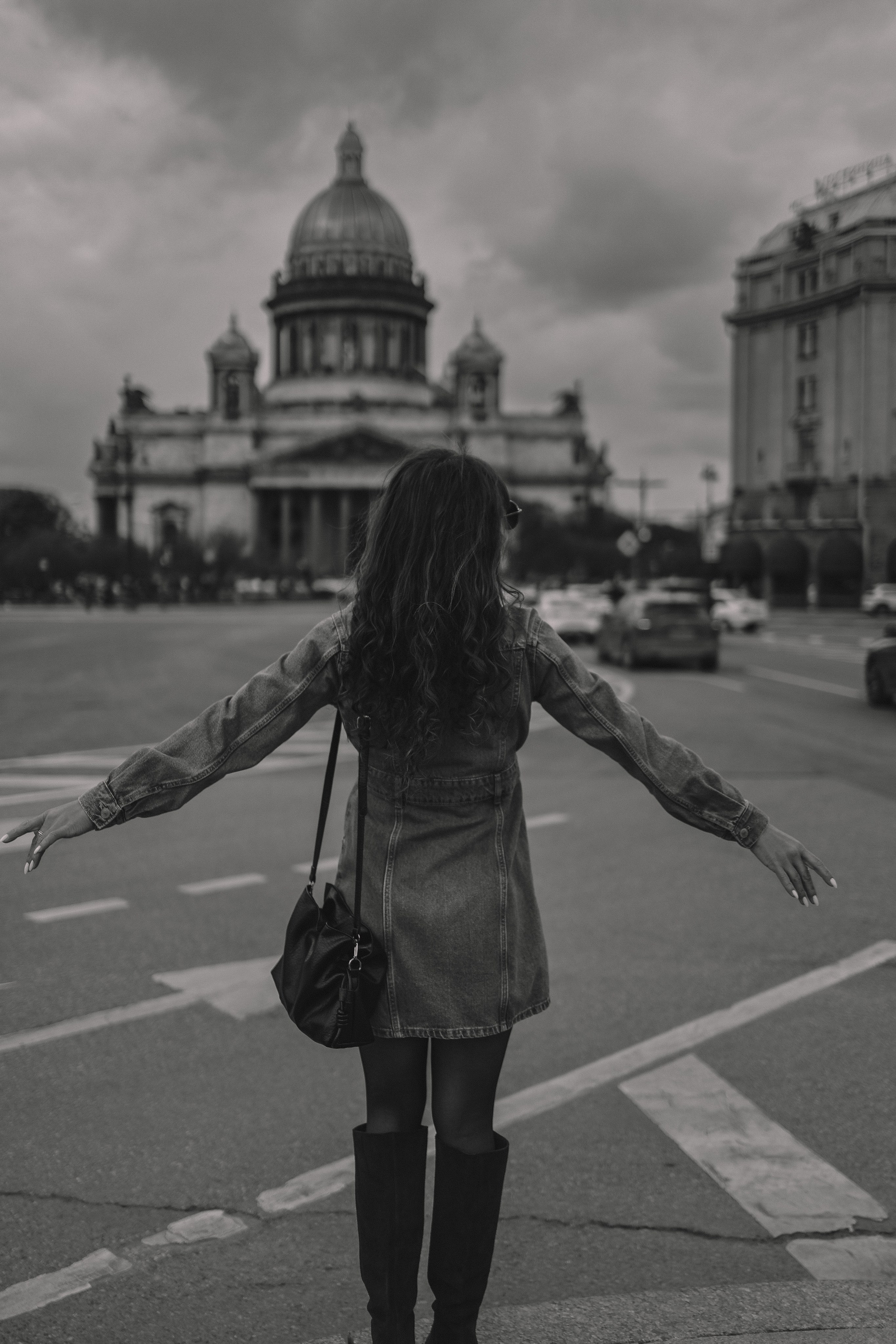 Атмосферный ЧБ портрет со спины на фоне архитектуры