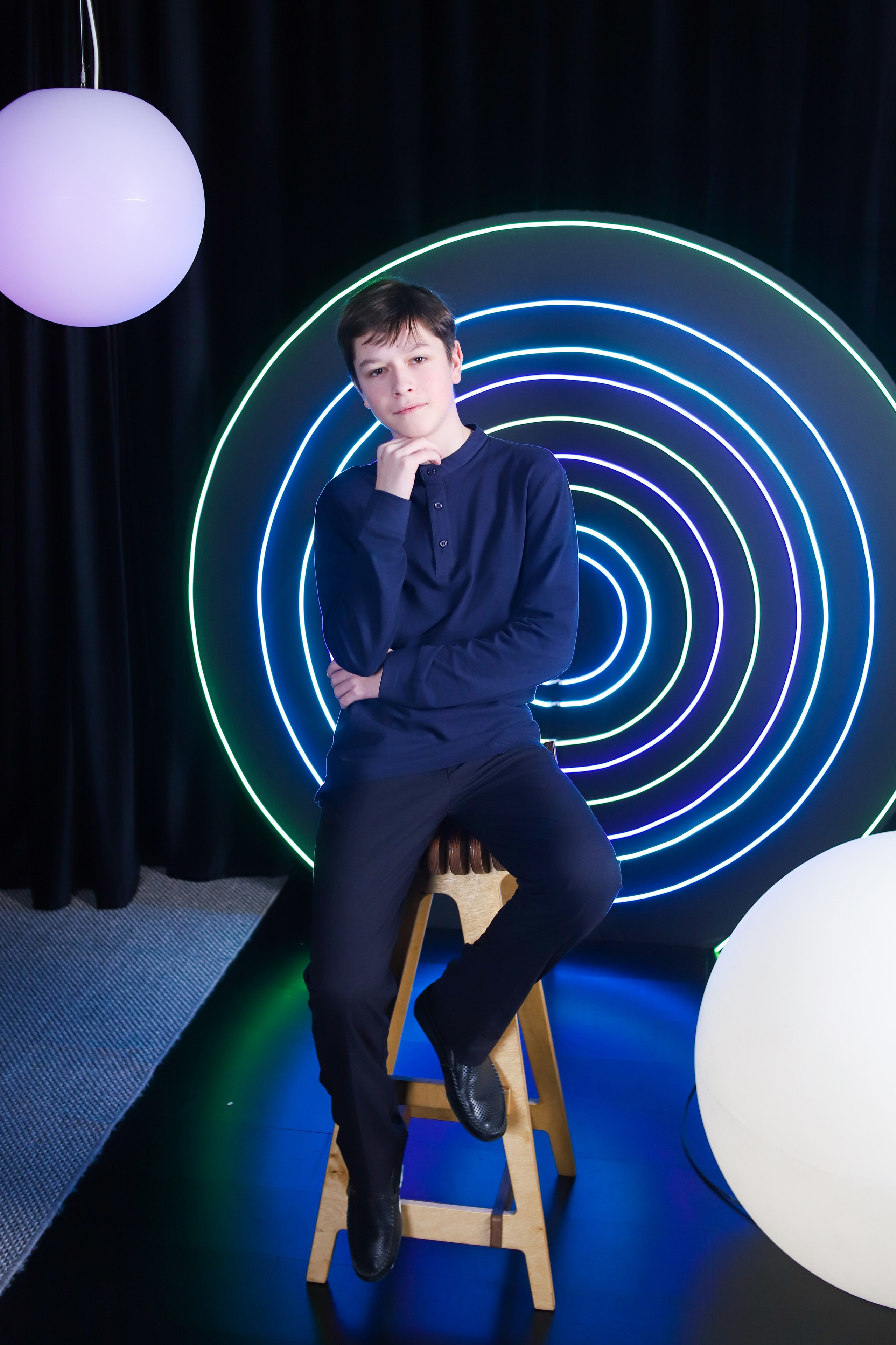 9 Класс в студии с неоном и белой циклорамой. Фотограф в Сургуте Брызгунова Анастасия