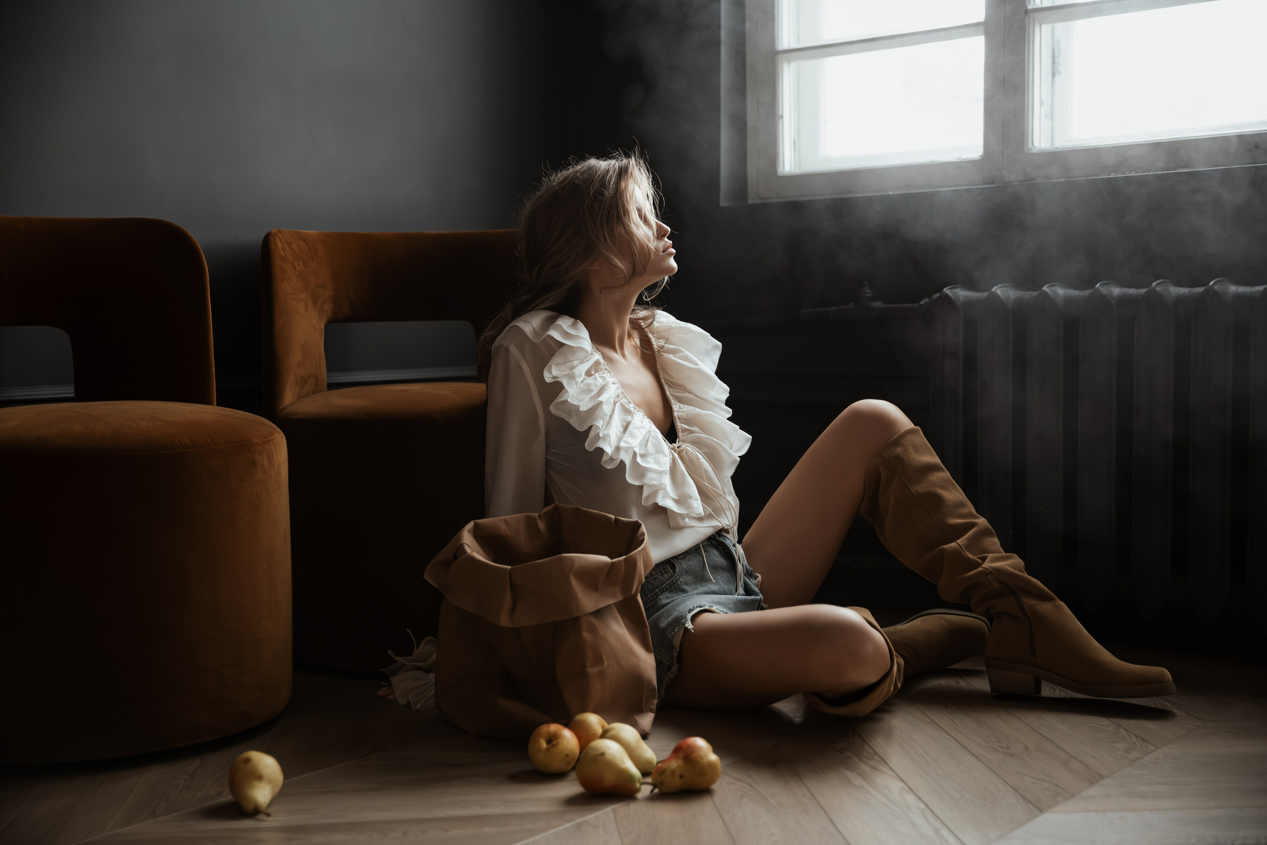 Интерьерный портрет с грушами. Фотограф и видеограф Краснодар