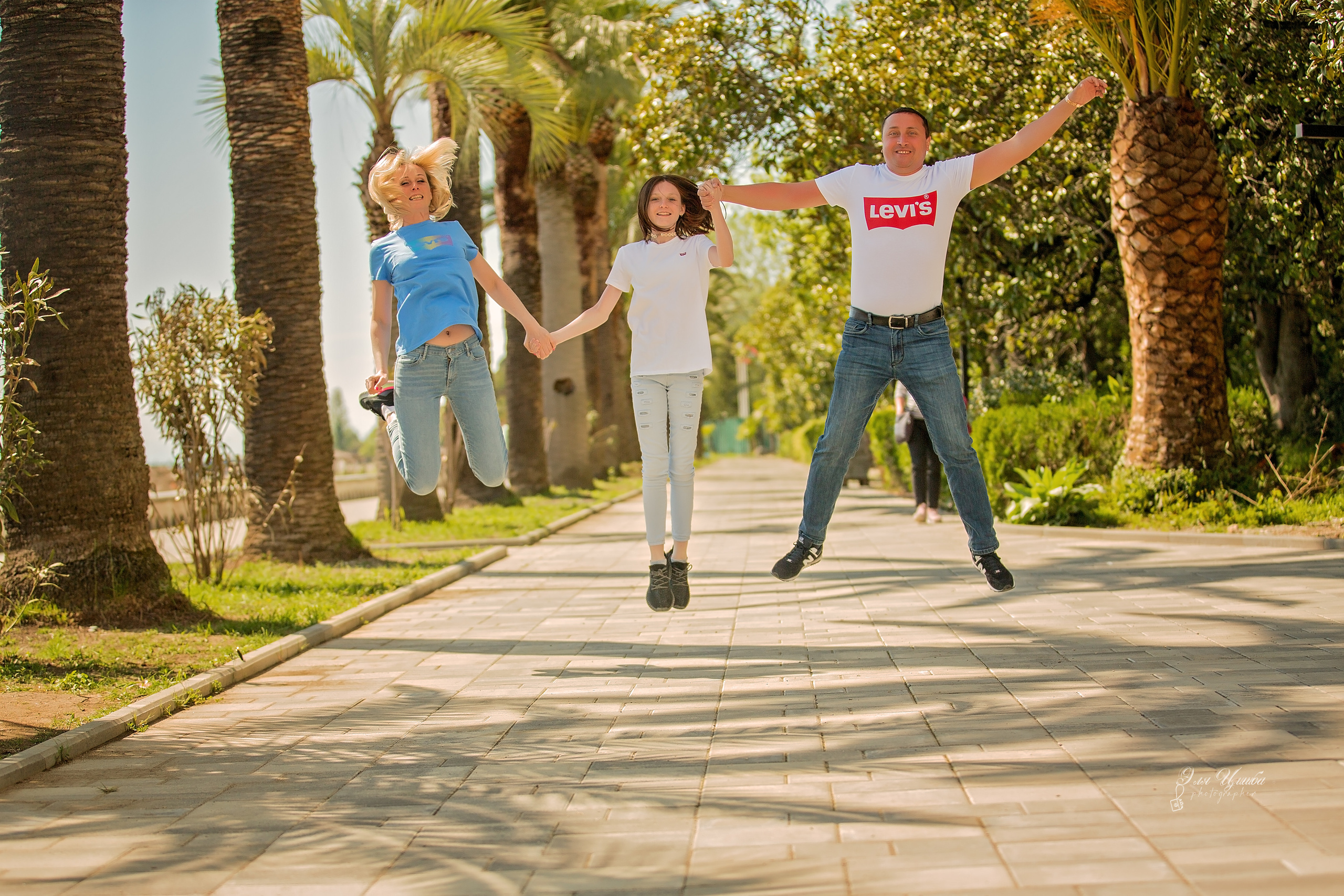 Иван с семьей в Гагре. Свадебный и семейный фотограф в Абхазии Эля Цишба