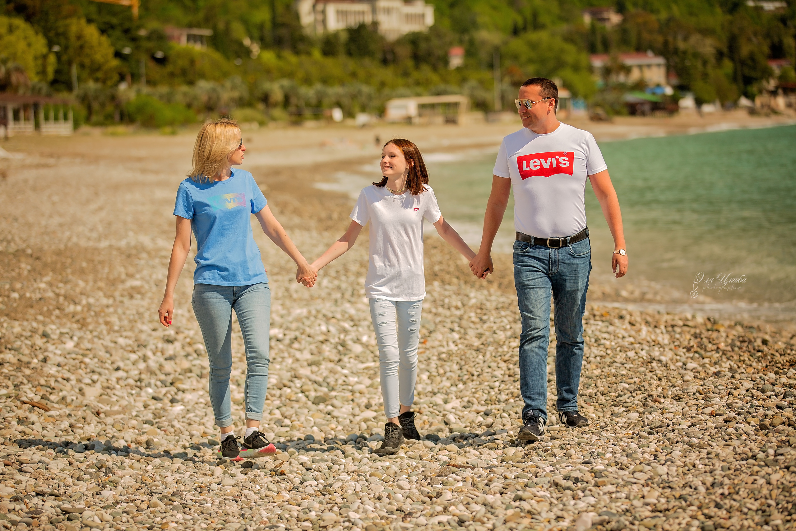 Иван с семьей в Гагре. Свадебный и семейный фотограф в Абхазии Эля Цишба