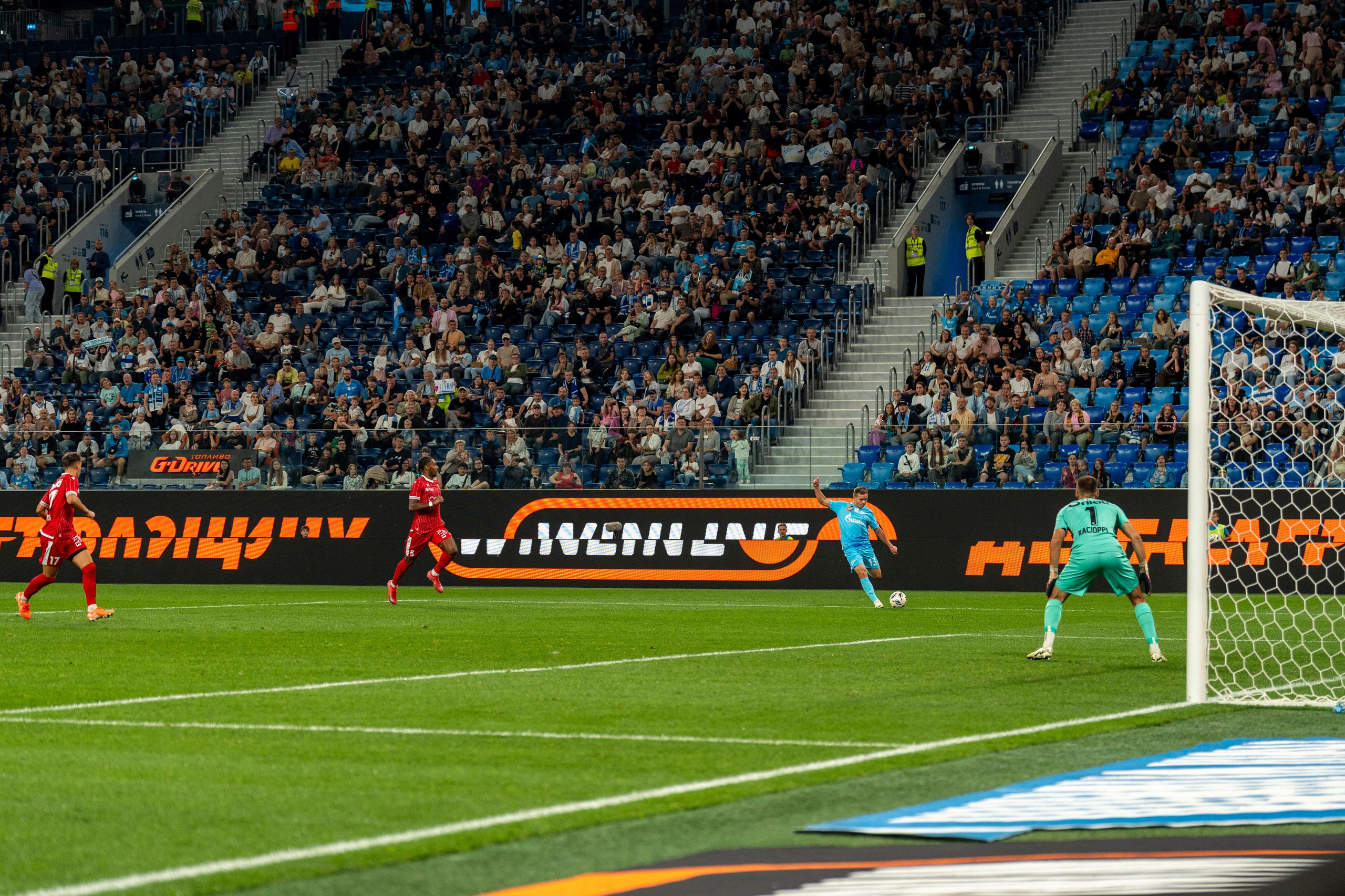 Репортажный снимок спортивного фотографа Санкт-Петербурга: гол «Зенита»