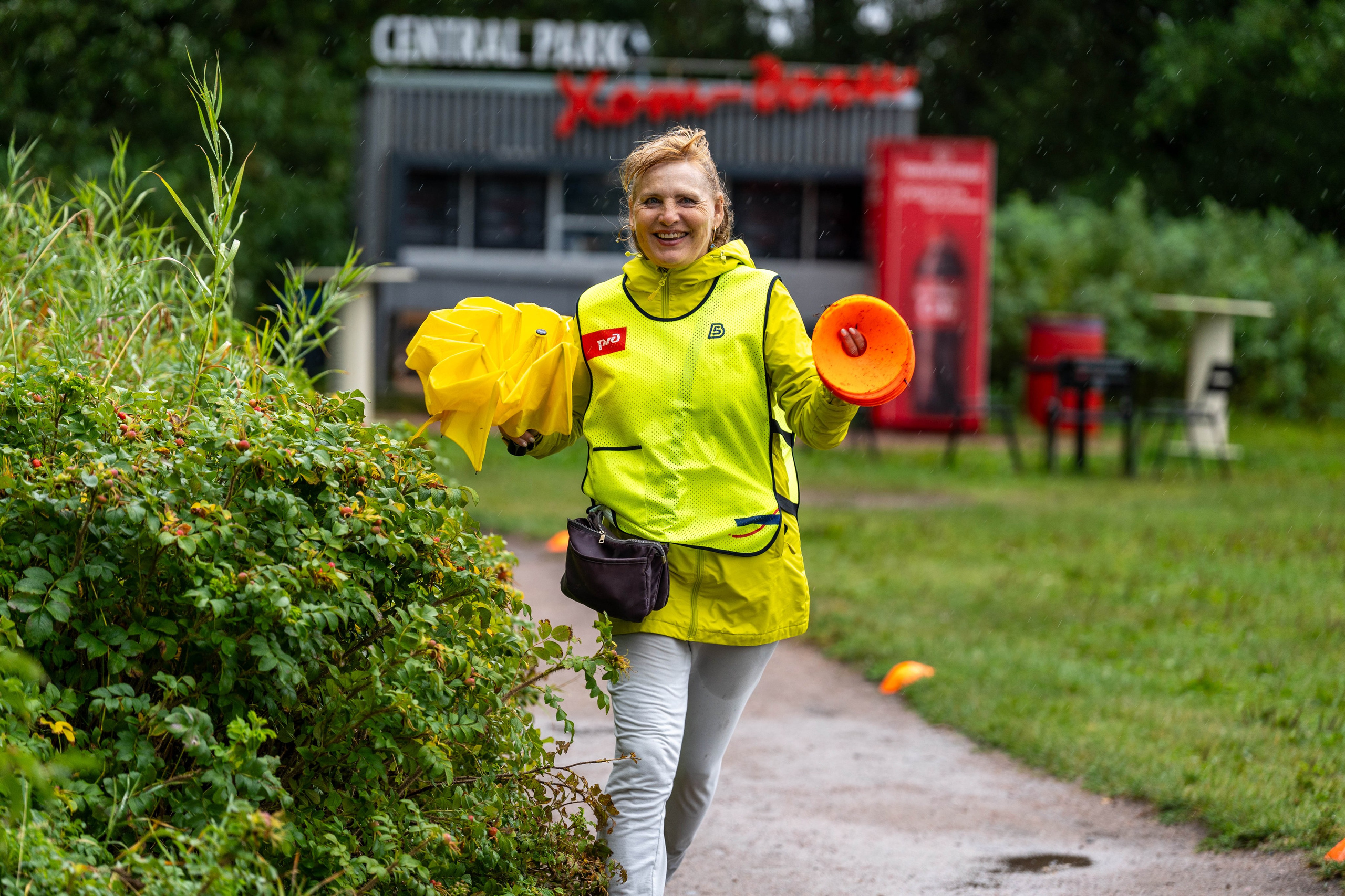 Волонтер пробежки «5 вёрст» на Елагином острове, спортивный фотограф Санкт-Петербург